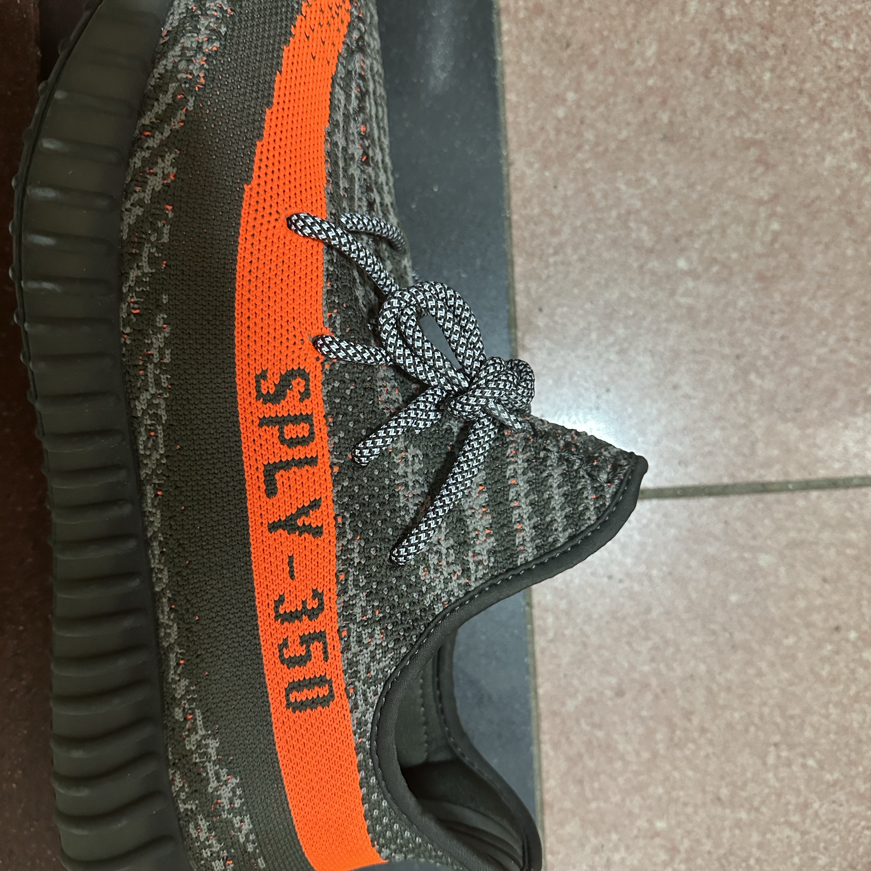 Adidas Yeezy Boost 350 V2 Carbon Beluga 착용 스타일 - 2