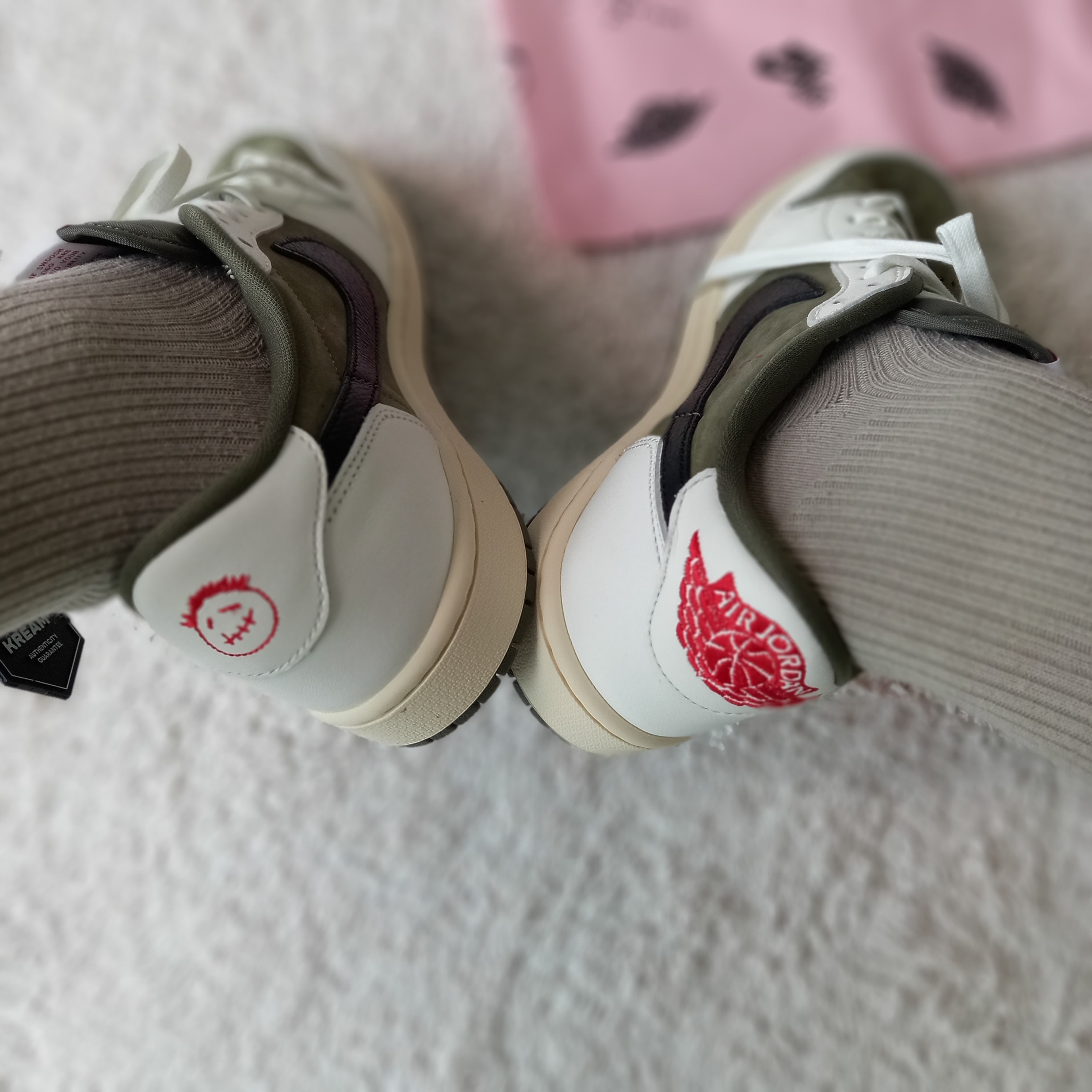 Jordan 1 x Travis Scott Retro Low OG SP Reverse Olive 착용 스타일 - 3