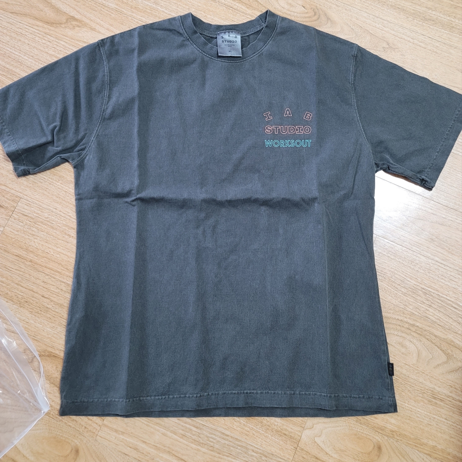 IAB Studio Pigment T-Shirt Charcoal for Worksout 착용 스타일 - 2
