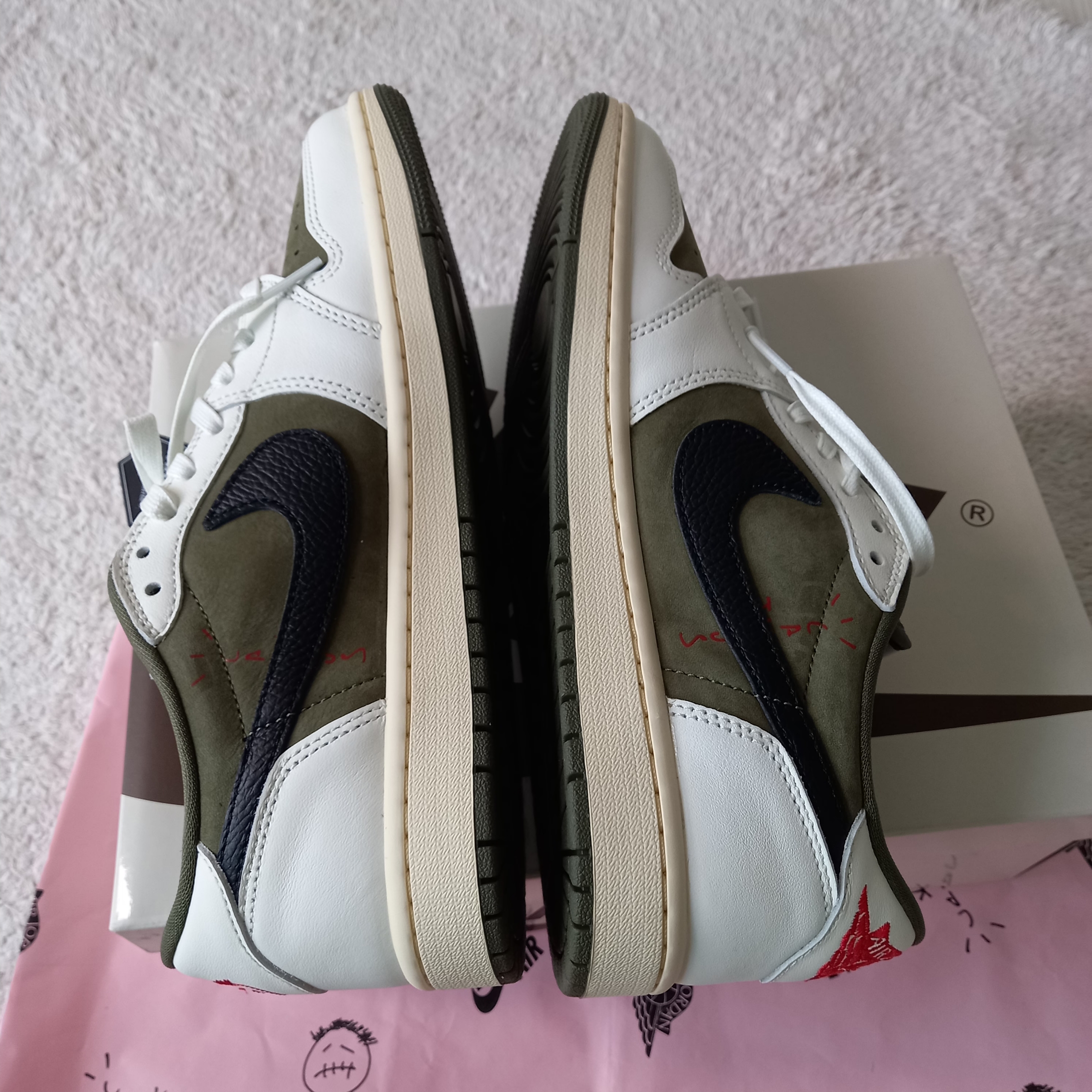 Jordan 1 x Travis Scott Retro Low OG SP Reverse Olive 착용 스타일 - 2