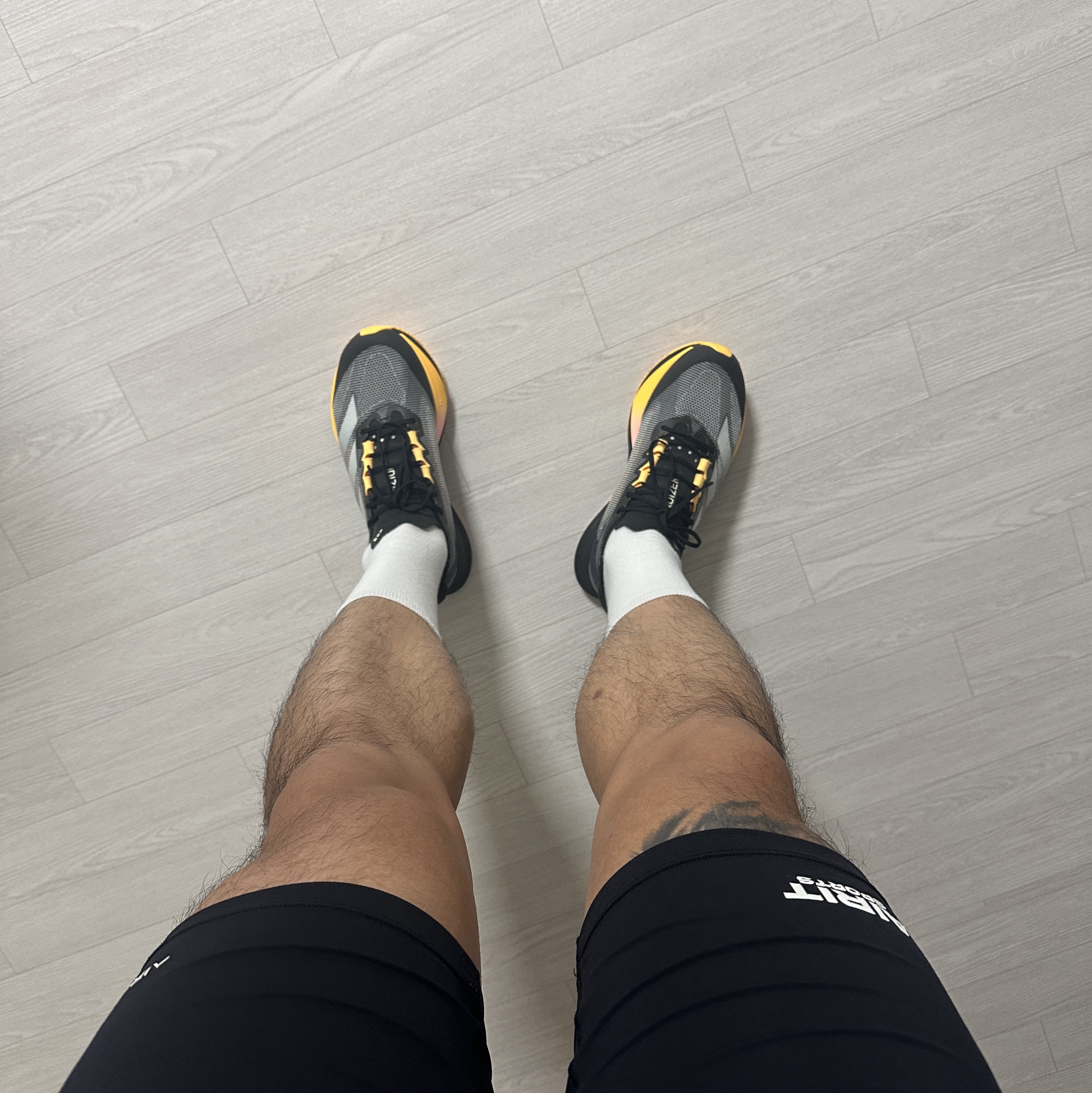 Adidas Adizero Boston 12 Core Black Zero Metalic 착용 스타일