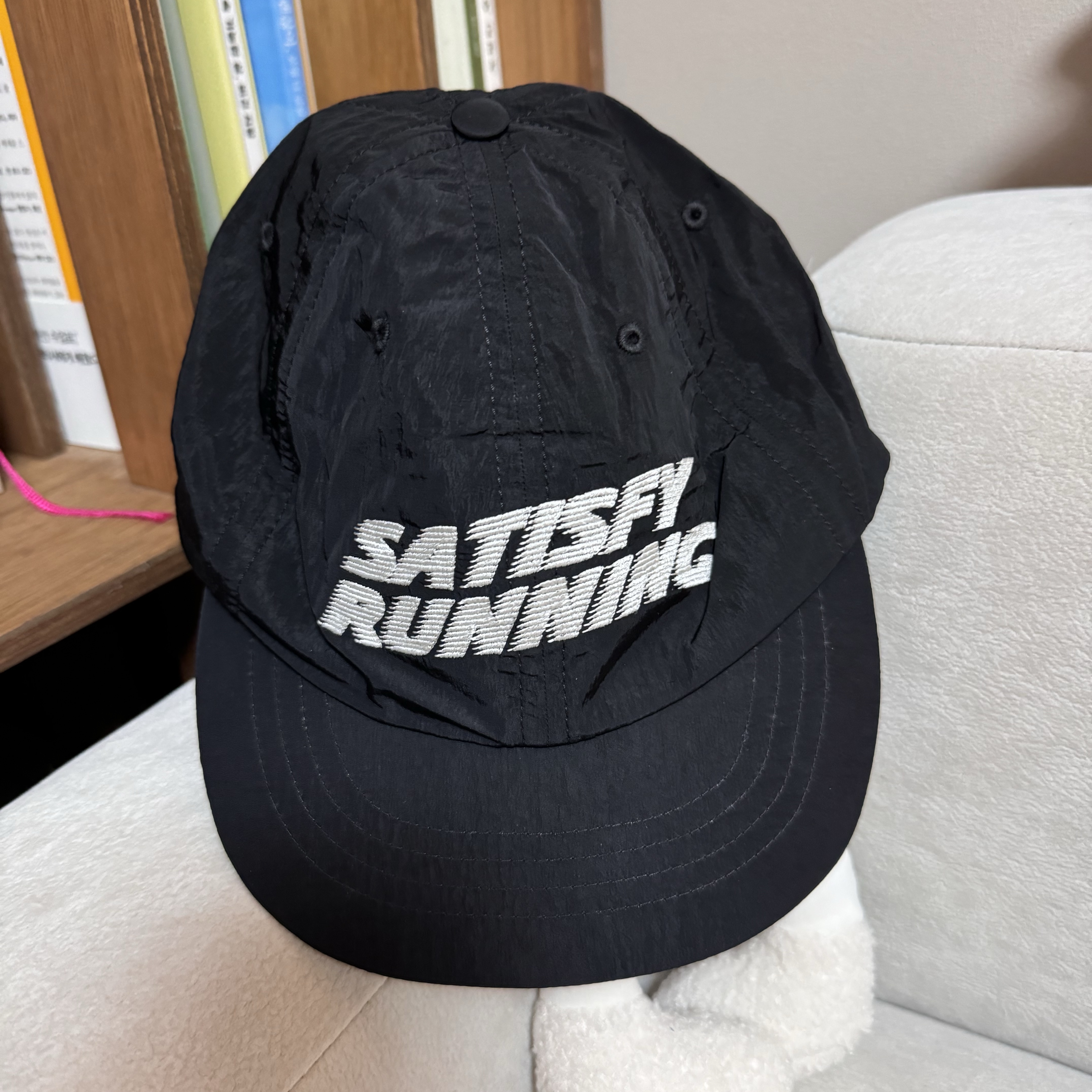 Satisfy Flitesilk Running Cap Black 착용 스타일 - 1
