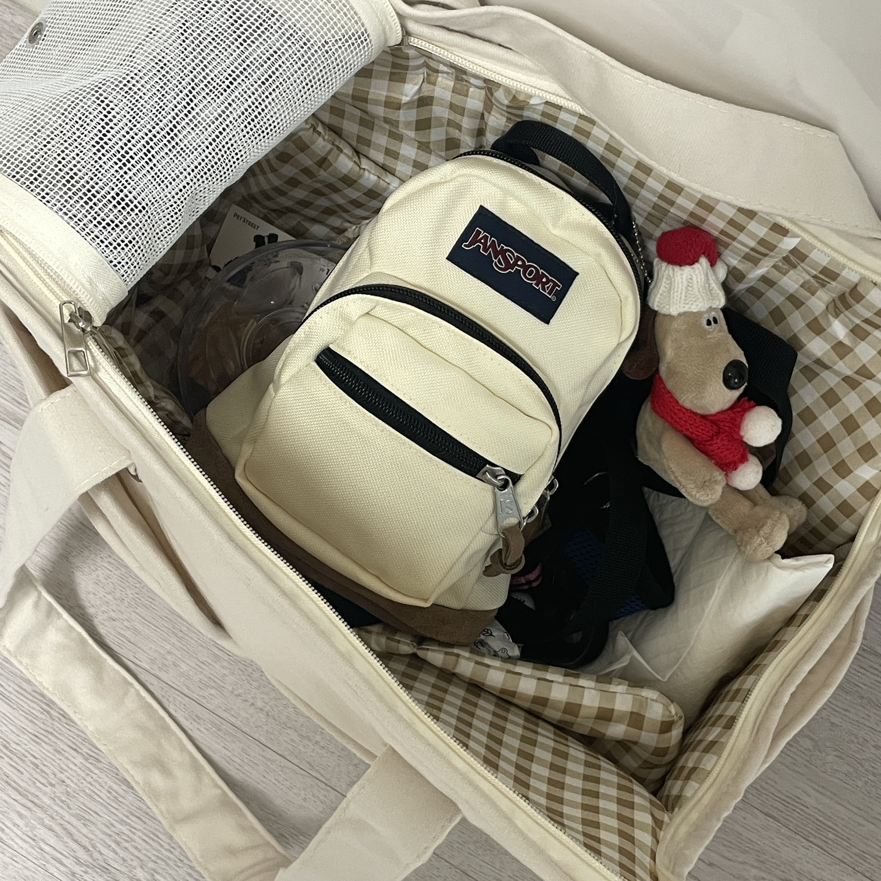 Jansport Right Pack Mini Coconut, Jansport Right Pack Mini Black 착용 스타일 - 3