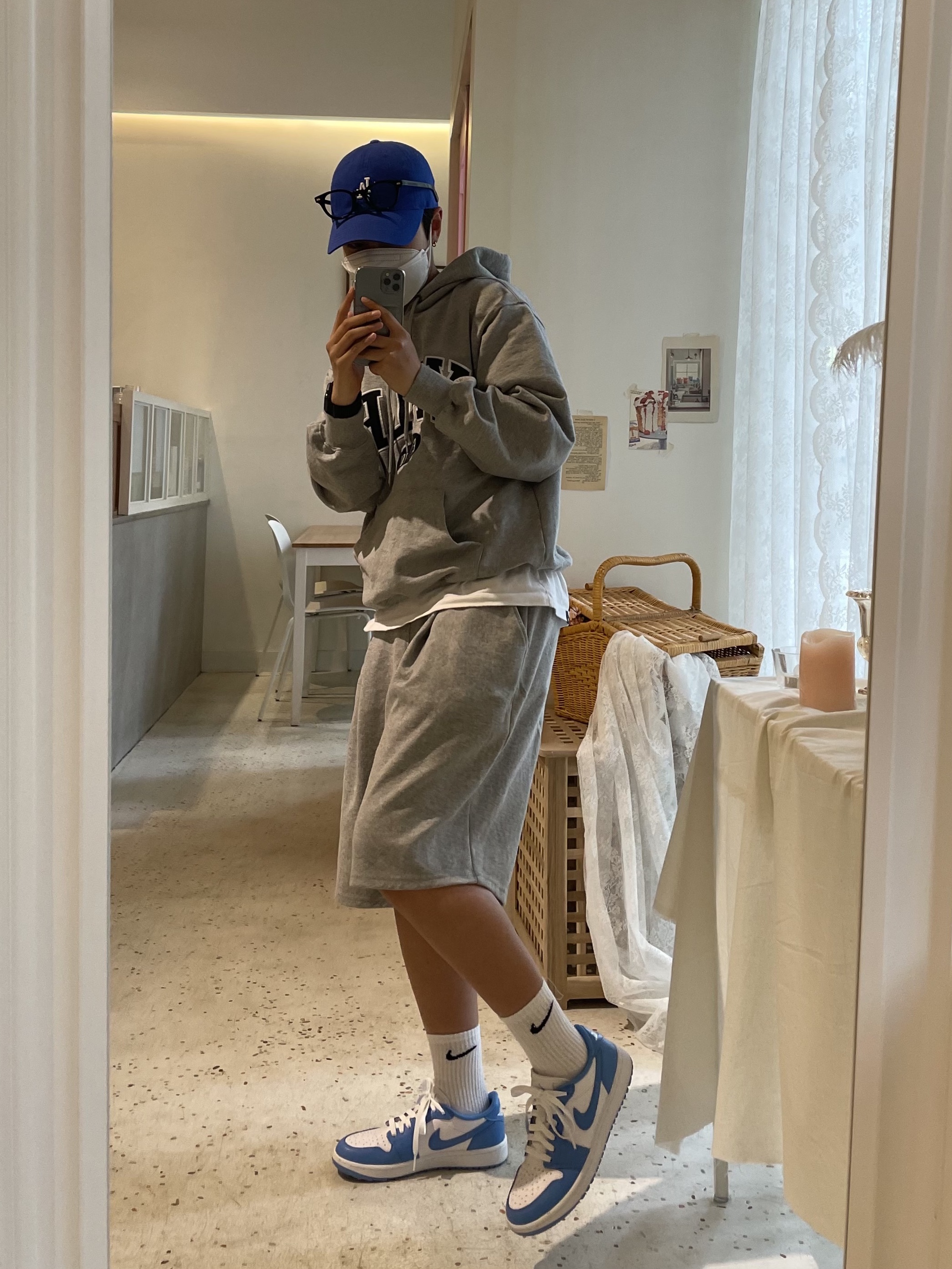 Jordan 1 Low Golf White and University Blue 착용 스타일