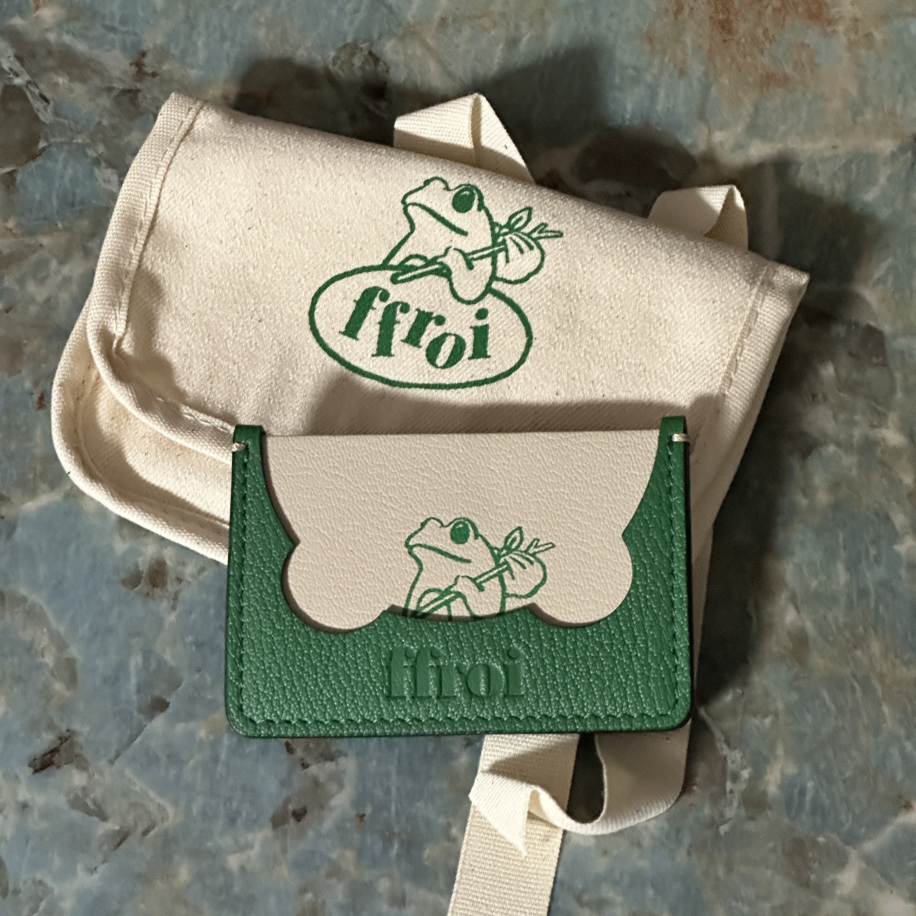 ULDD Frog Card Wallet 착용 스타일
