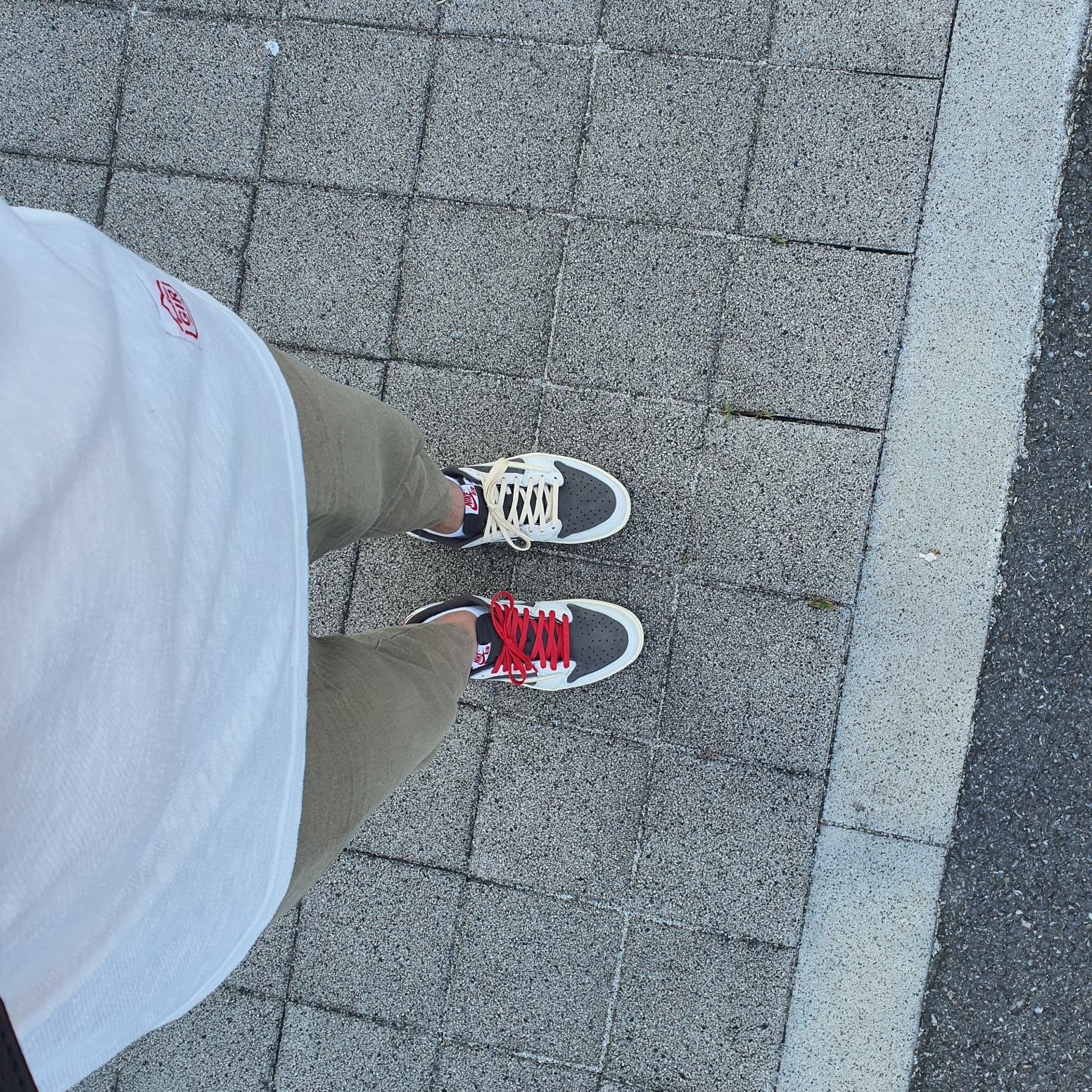 Jordan 1 x Travis Scott Retro Low OG SP Sail and Ridgerock 착용 스타일 - 2