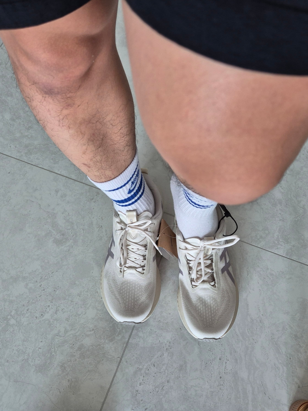Asics Novablast 4 LE Birch Moonrock 착용 스타일
