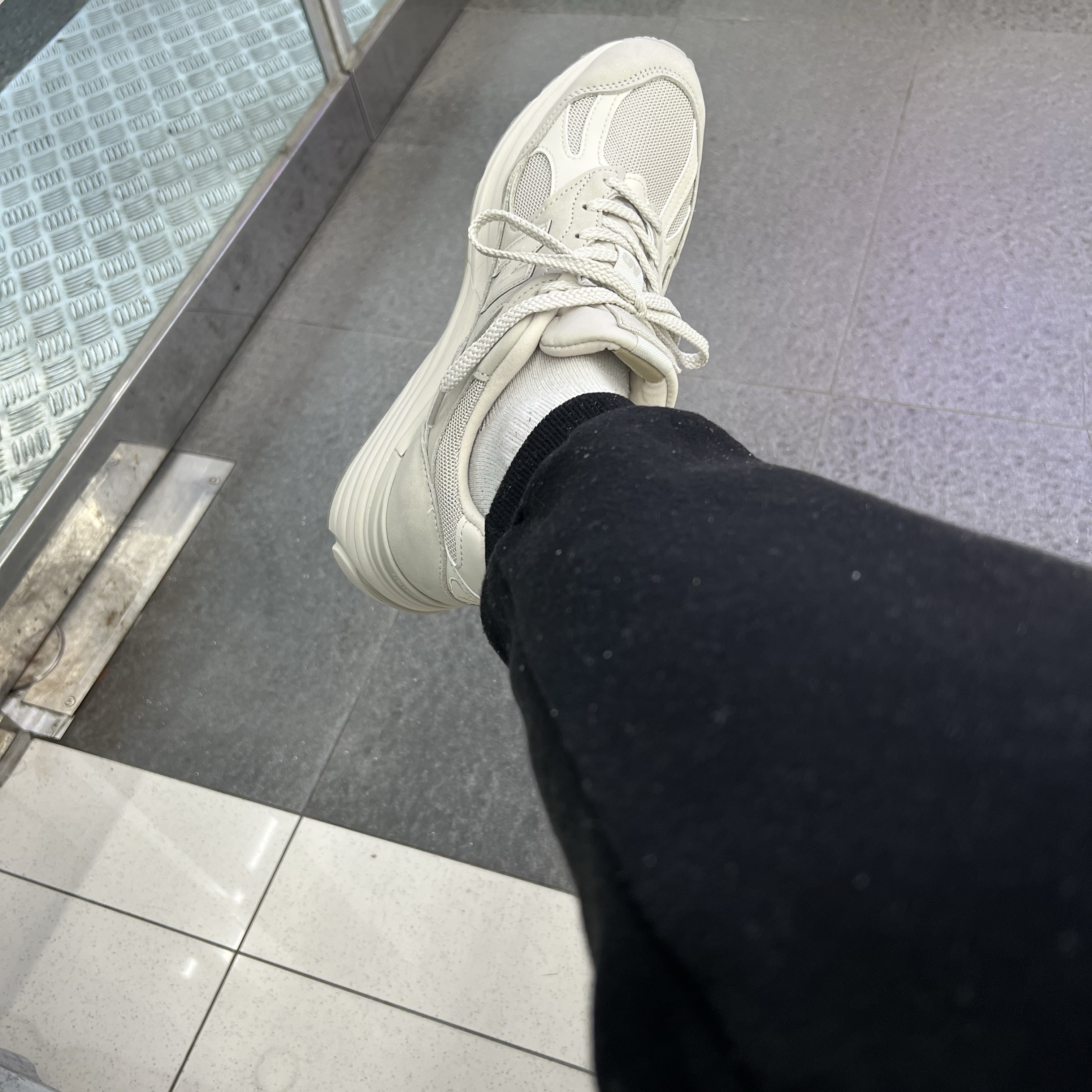 New Balance x Stone Island 991v2 Made in UK Sand 착용 스타일 - 3