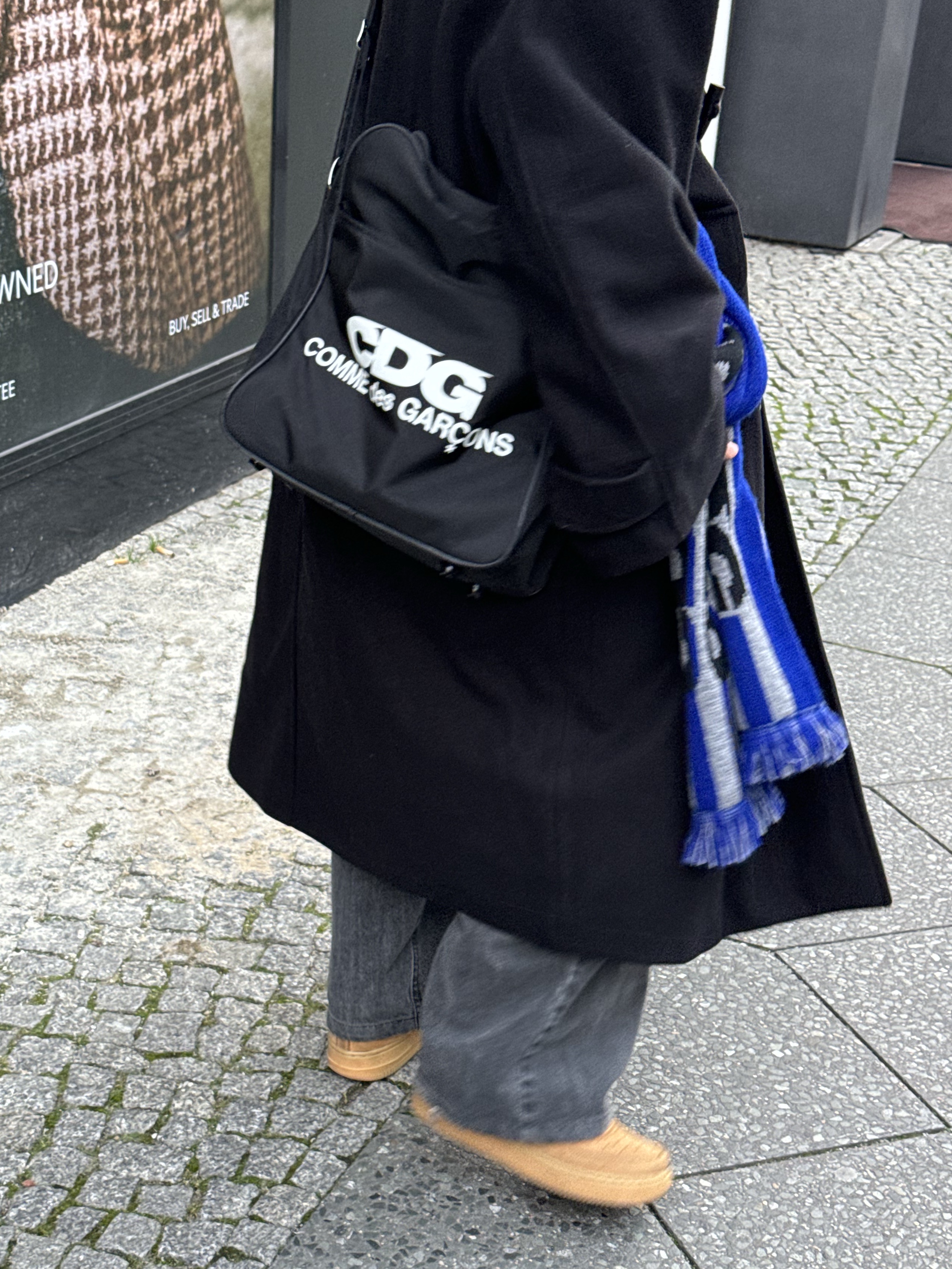 CDG Logo Check Muffler Blue, CDG Shoulder Bag Black 착용 스타일 - 1