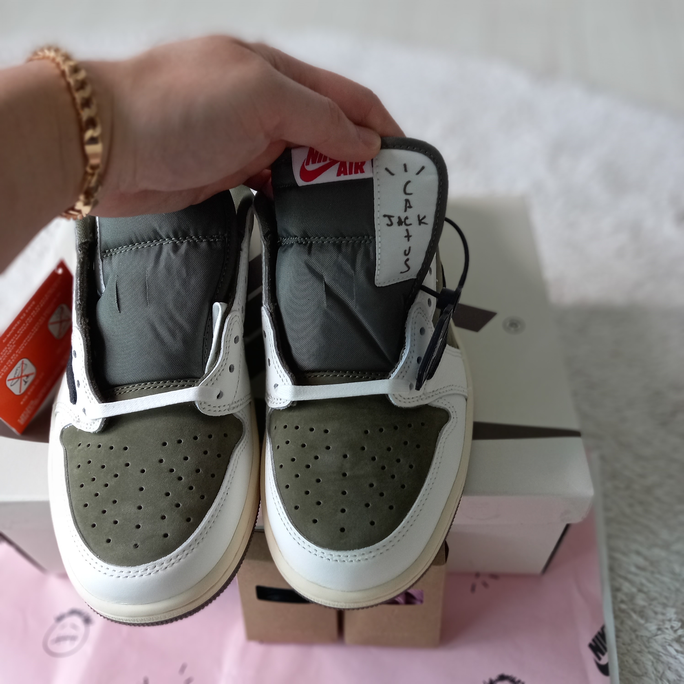 Jordan 1 x Travis Scott Retro Low OG SP Reverse Olive 착용 스타일 - 5