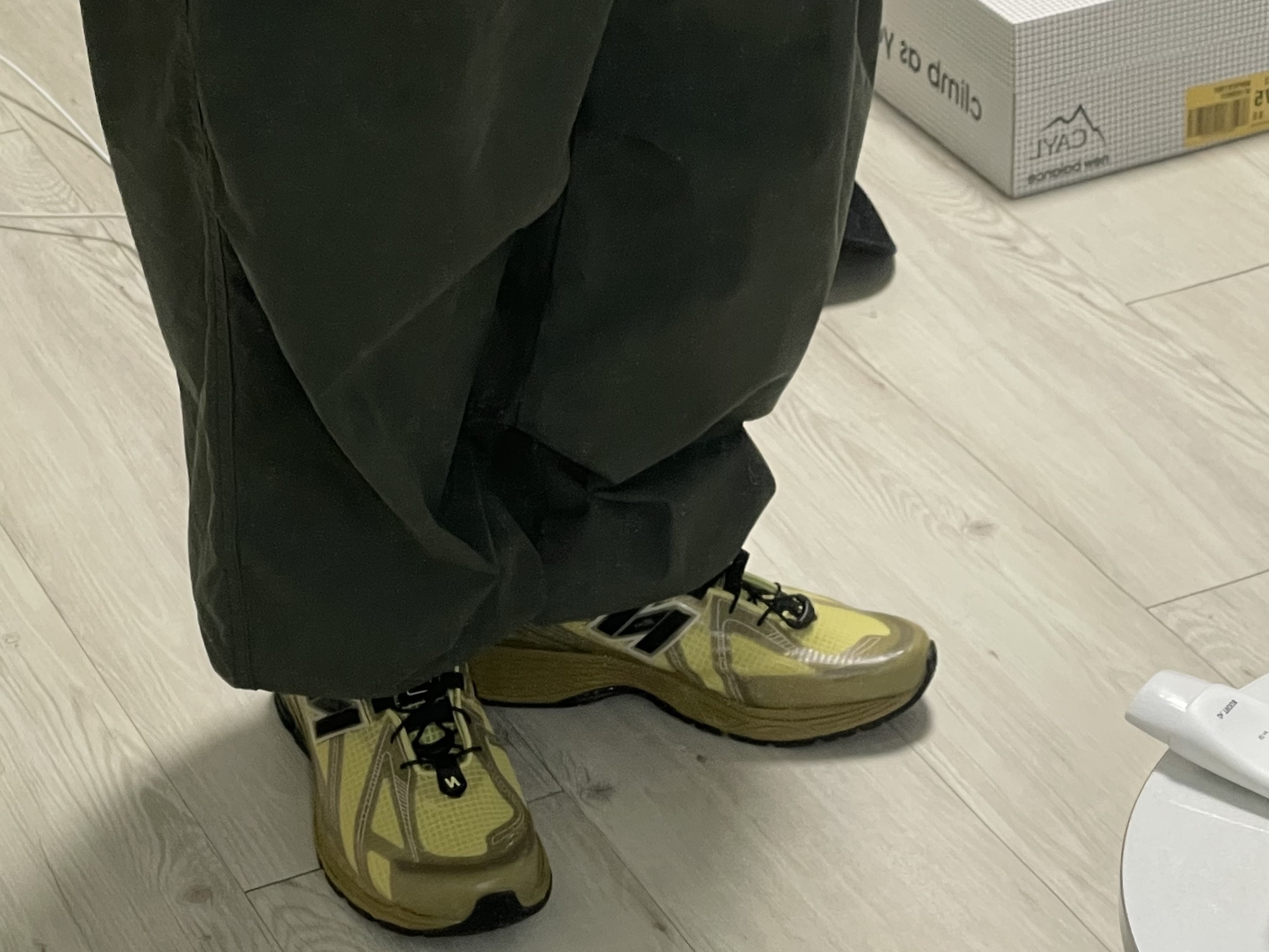 New Balance x Cayl 1906R Yellow 착용 스타일 - 2