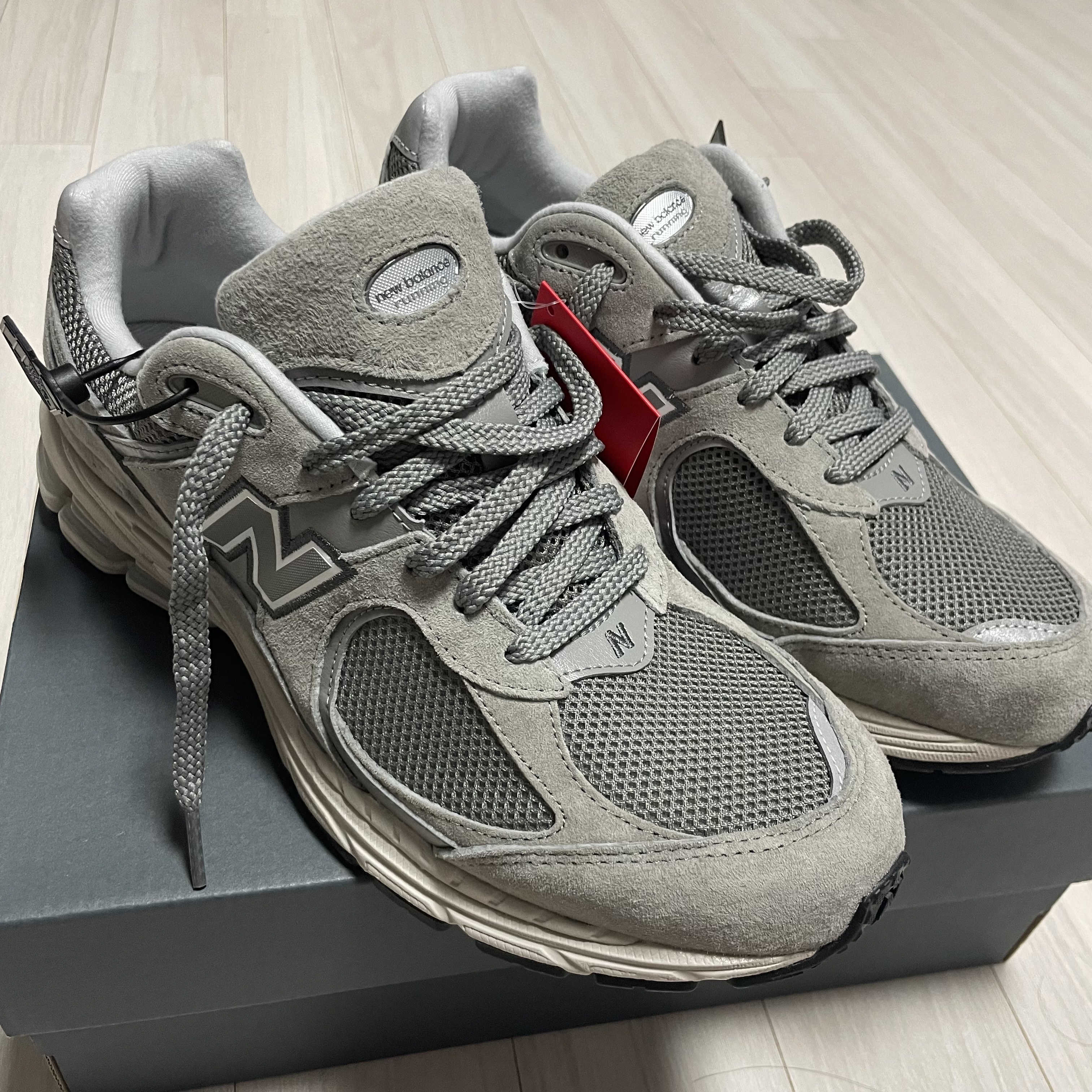 New Balance 2002R Grey 착용 스타일