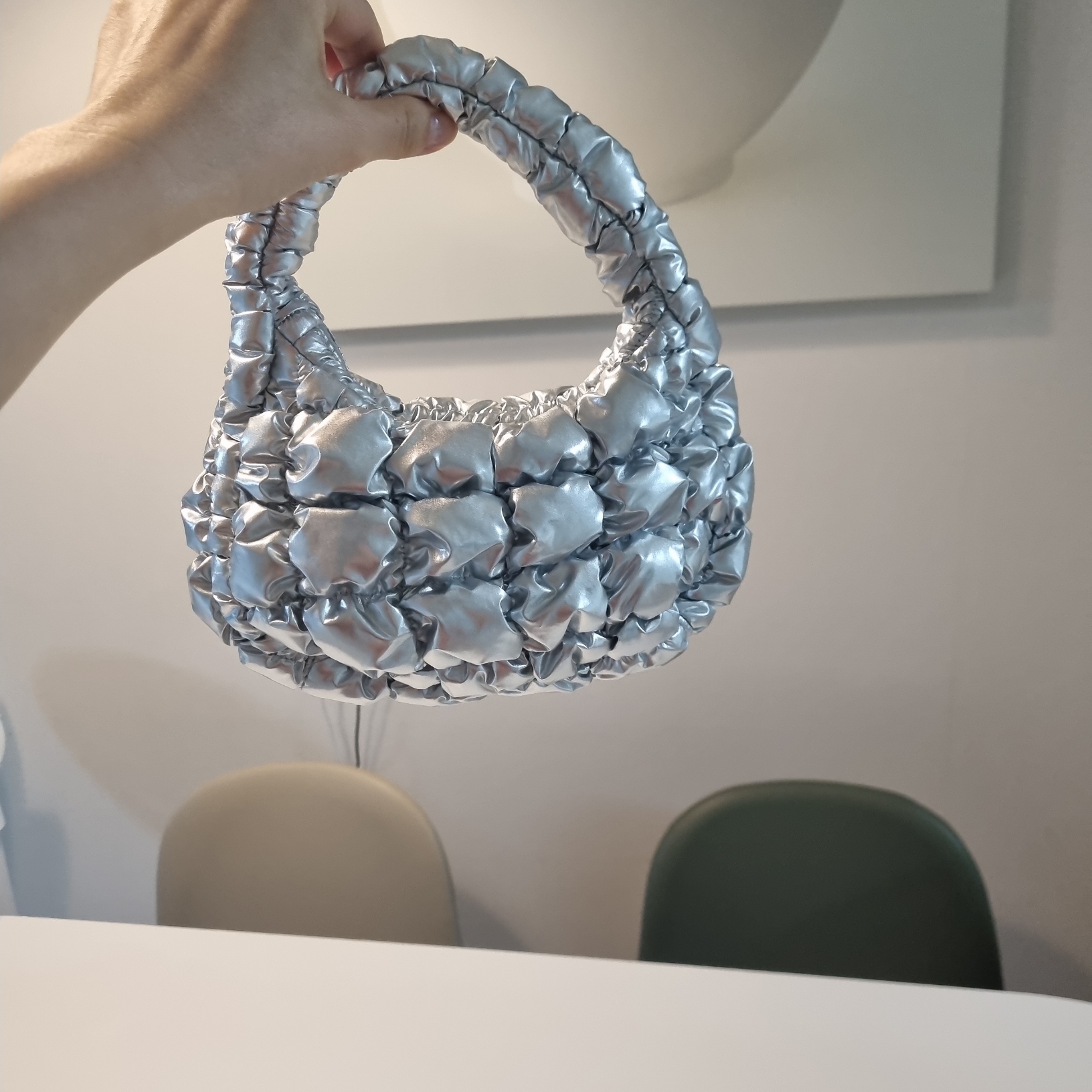 COS Quilted Micro Bag Silver 착용 스타일 - 2