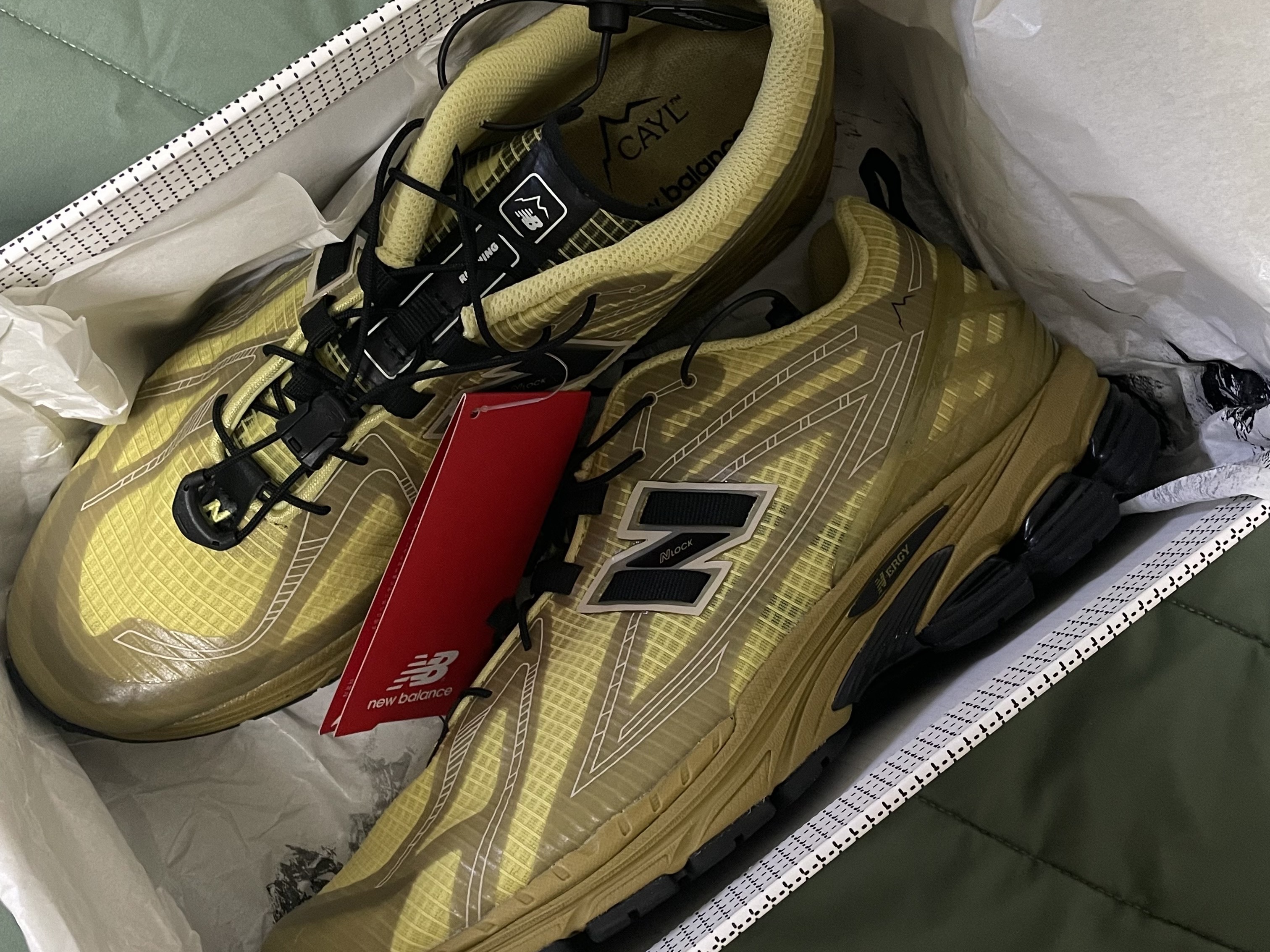 New Balance x Cayl 1906R Yellow 착용 스타일 - 1