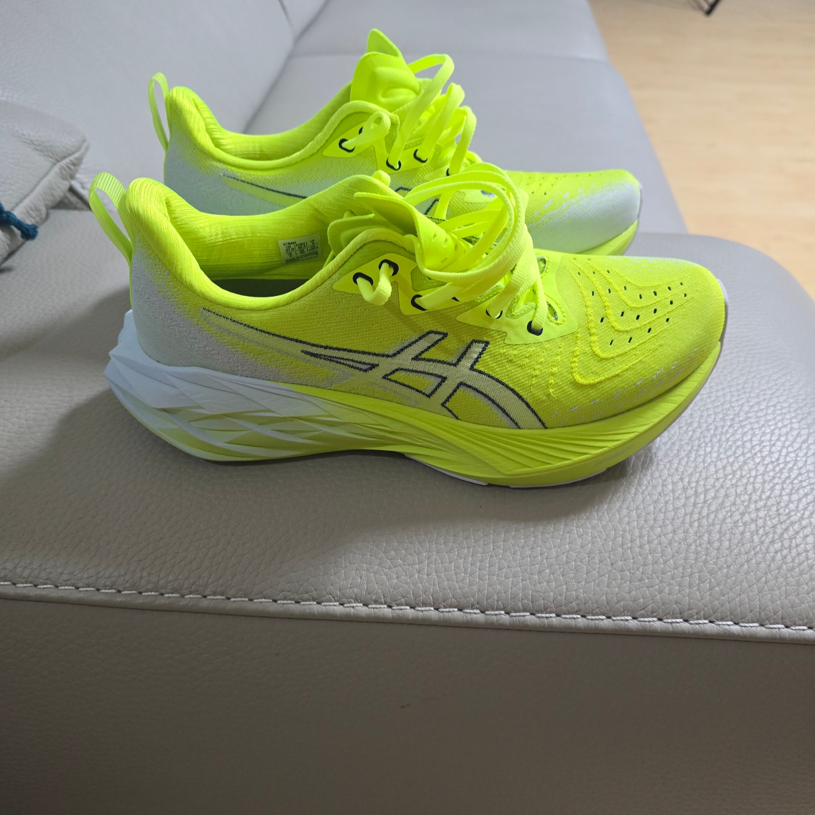 Asics Novablast 4 Safety Yellow Cool Grey 착용 스타일