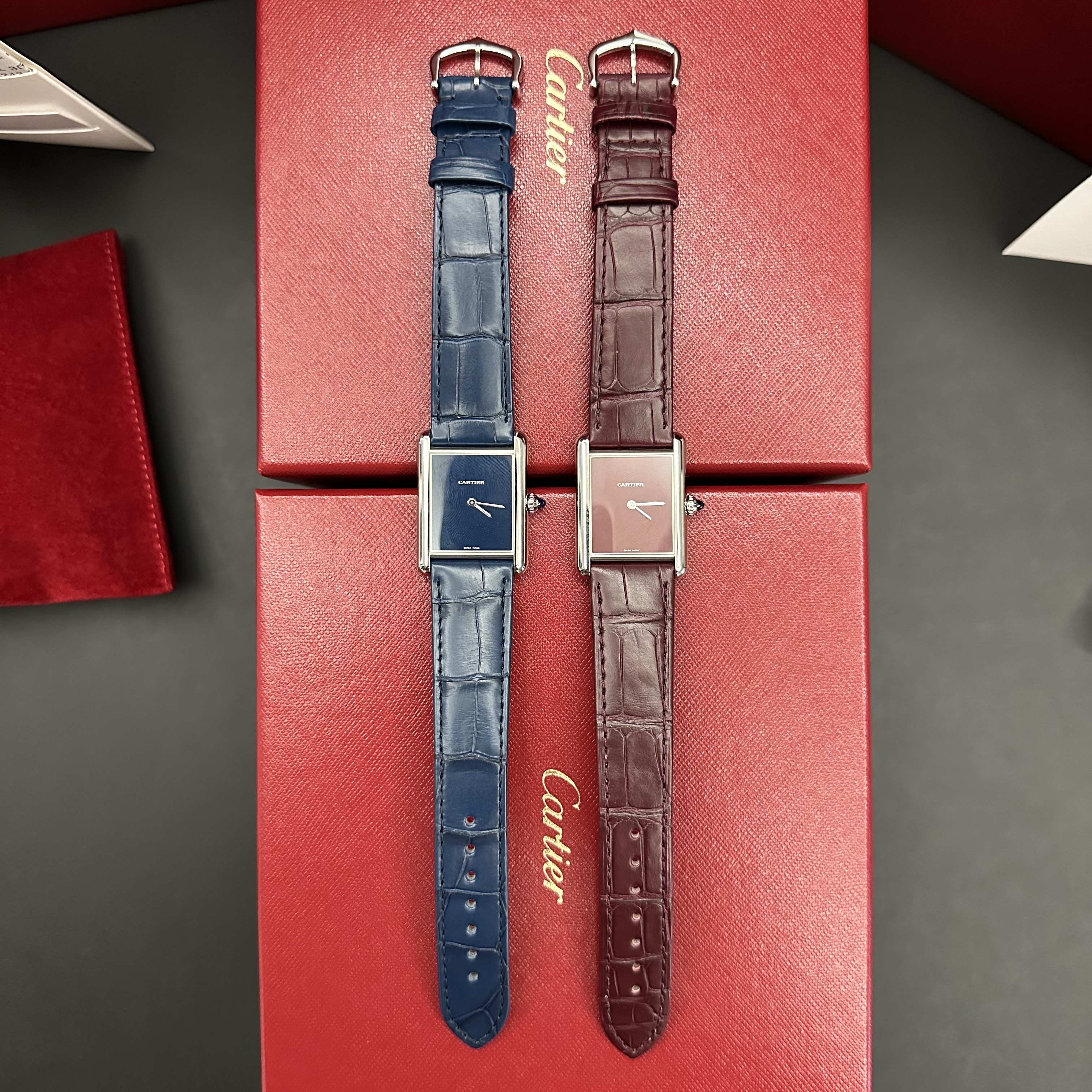 Cartier Tank Must Watch Large Quartz Steel Alligator Skin Claret, Cartier Tank Must Watch Large Quartz Steel Alligator Skin Blue 착용 스타일 - 2