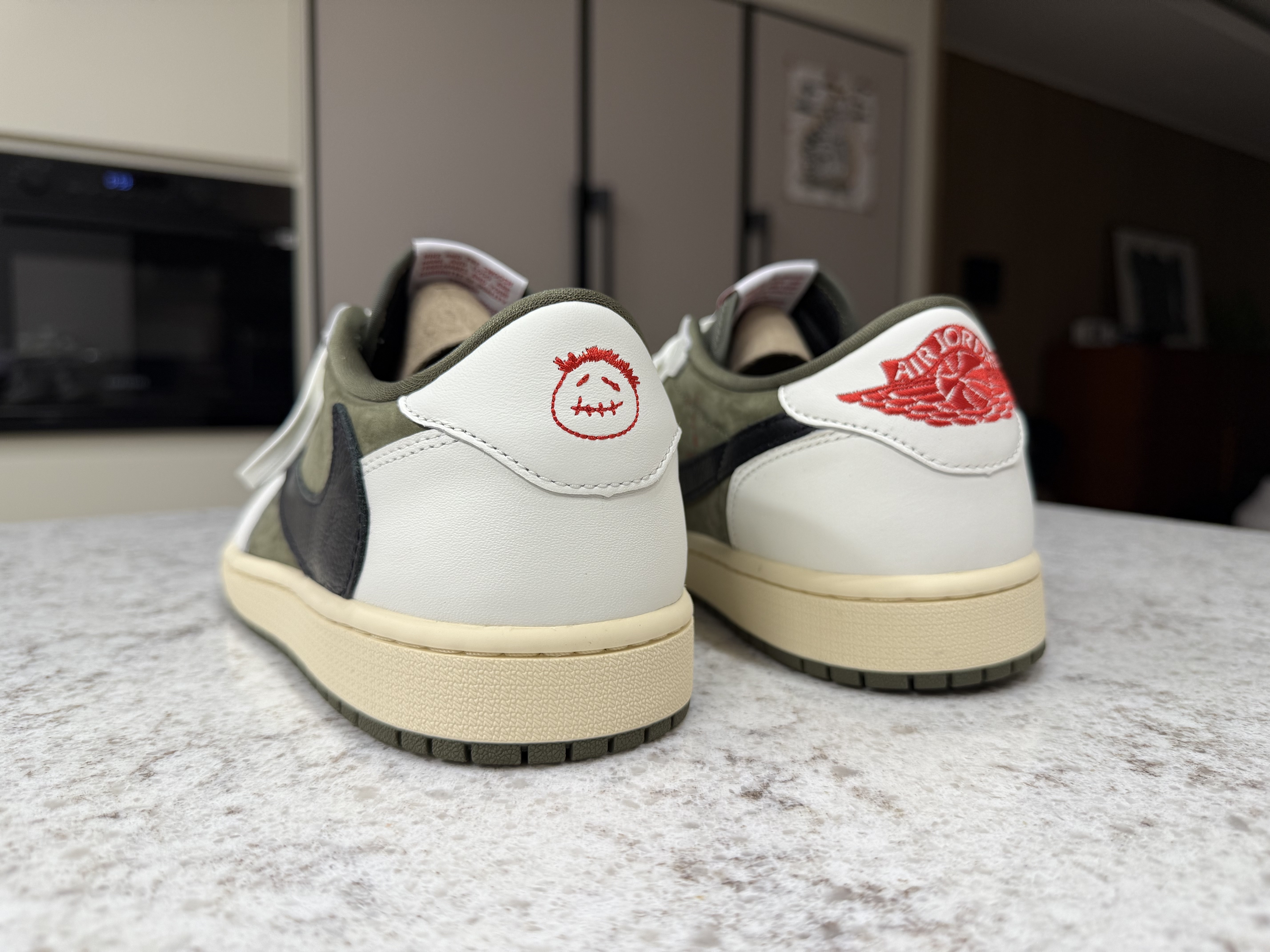 Jordan 1 x Travis Scott Retro Low OG SP Reverse Olive, Jordan x Travis Scott Cushioned Crew Socks Black 착용 스타일 - 5