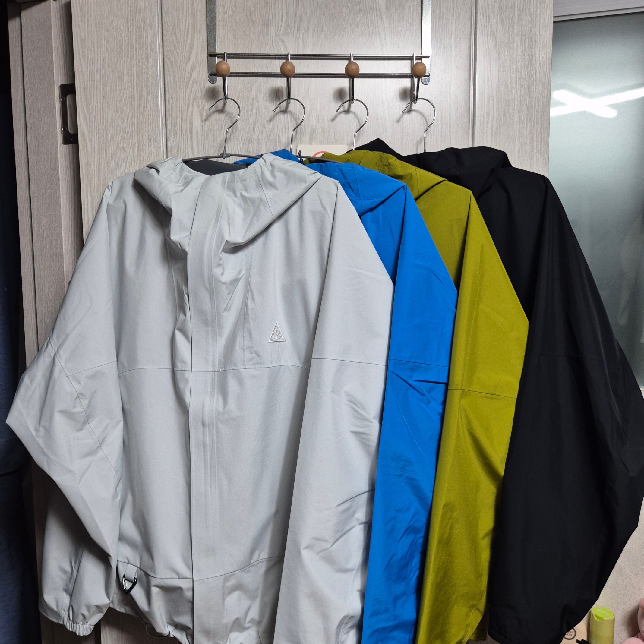 Nike ACG Storm-Fit ADV Cascade Rains Full Zip Jacket Photon Dust - Asia, Nike ACG Storm-Fit ADV Cascade Rains Full Zip Jacket Light Photo Blue Summit White - Asia 착용 스타일 - 1