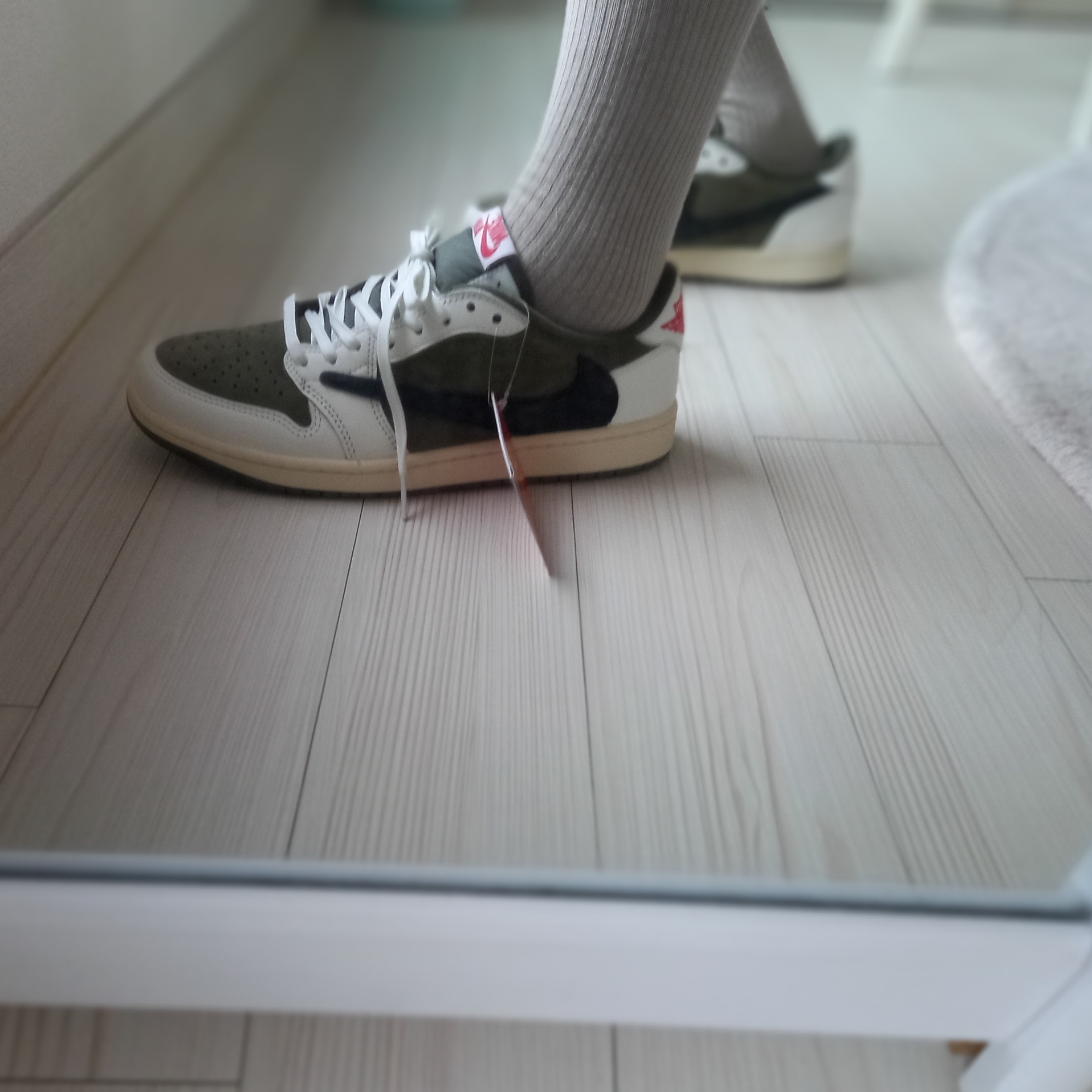 Jordan 1 x Travis Scott Retro Low OG SP Reverse Olive 착용 스타일 - 8