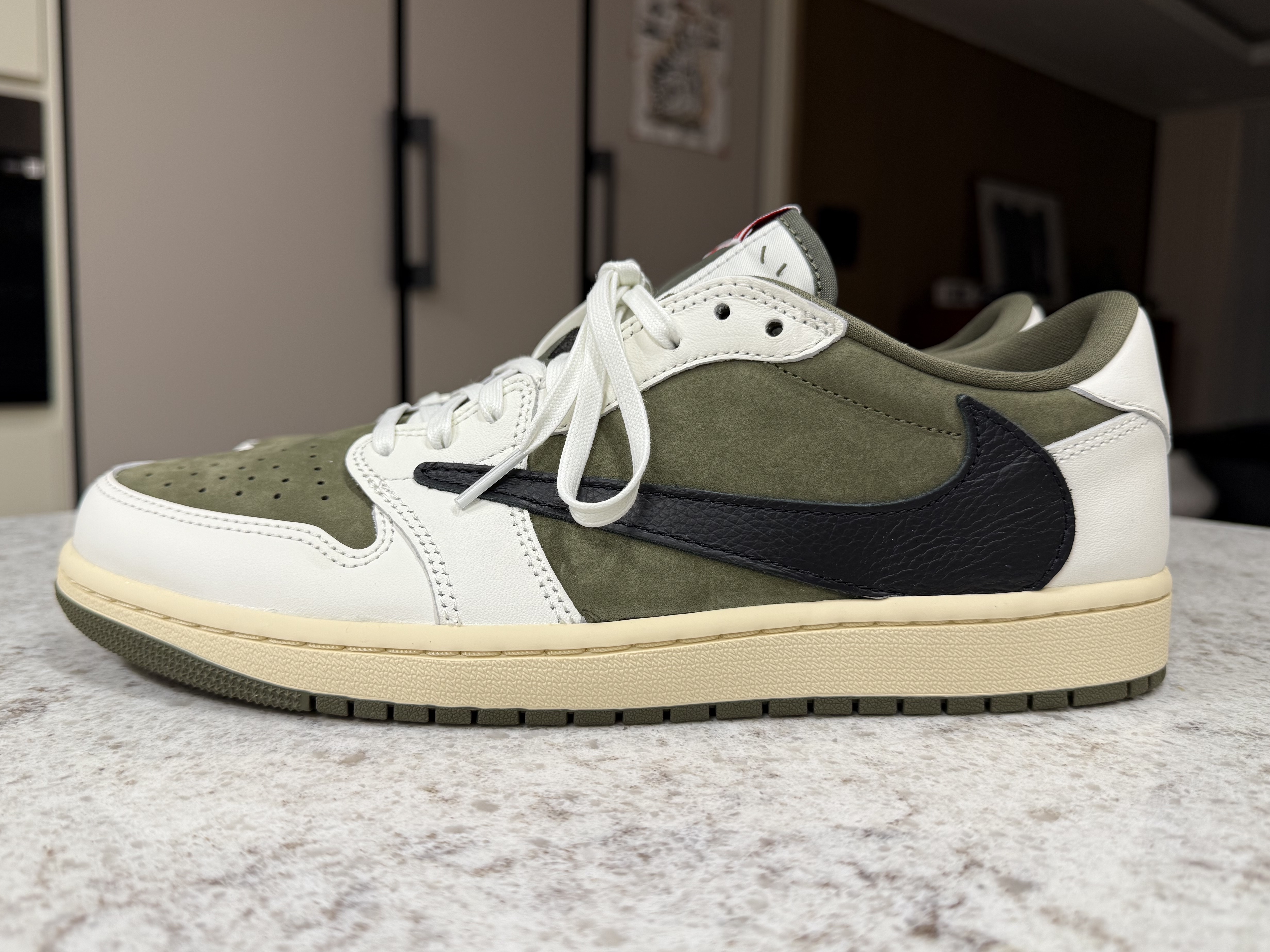 Jordan 1 x Travis Scott Retro Low OG SP Reverse Olive, Jordan x Travis Scott Cushioned Crew Socks Black 착용 스타일 - 3