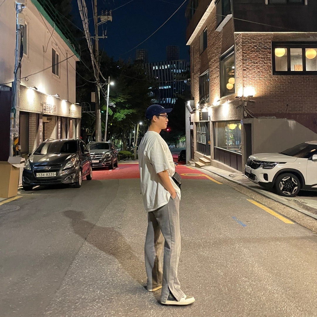 Jordan 1 x Travis Scott Retro Low OG SP Reverse Olive, Prada Re-Nylon and Saffiano Leather Smartphone Case Black 착용 스타일 - 1