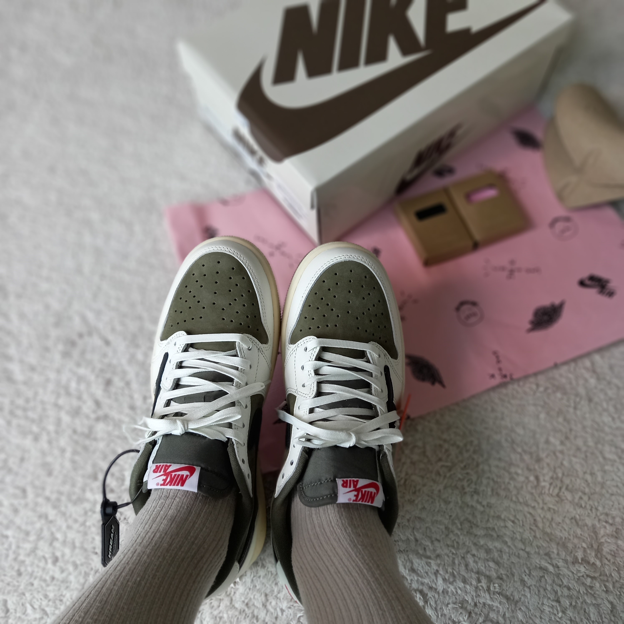 Jordan 1 x Travis Scott Retro Low OG SP Reverse Olive 착용 스타일 - 1