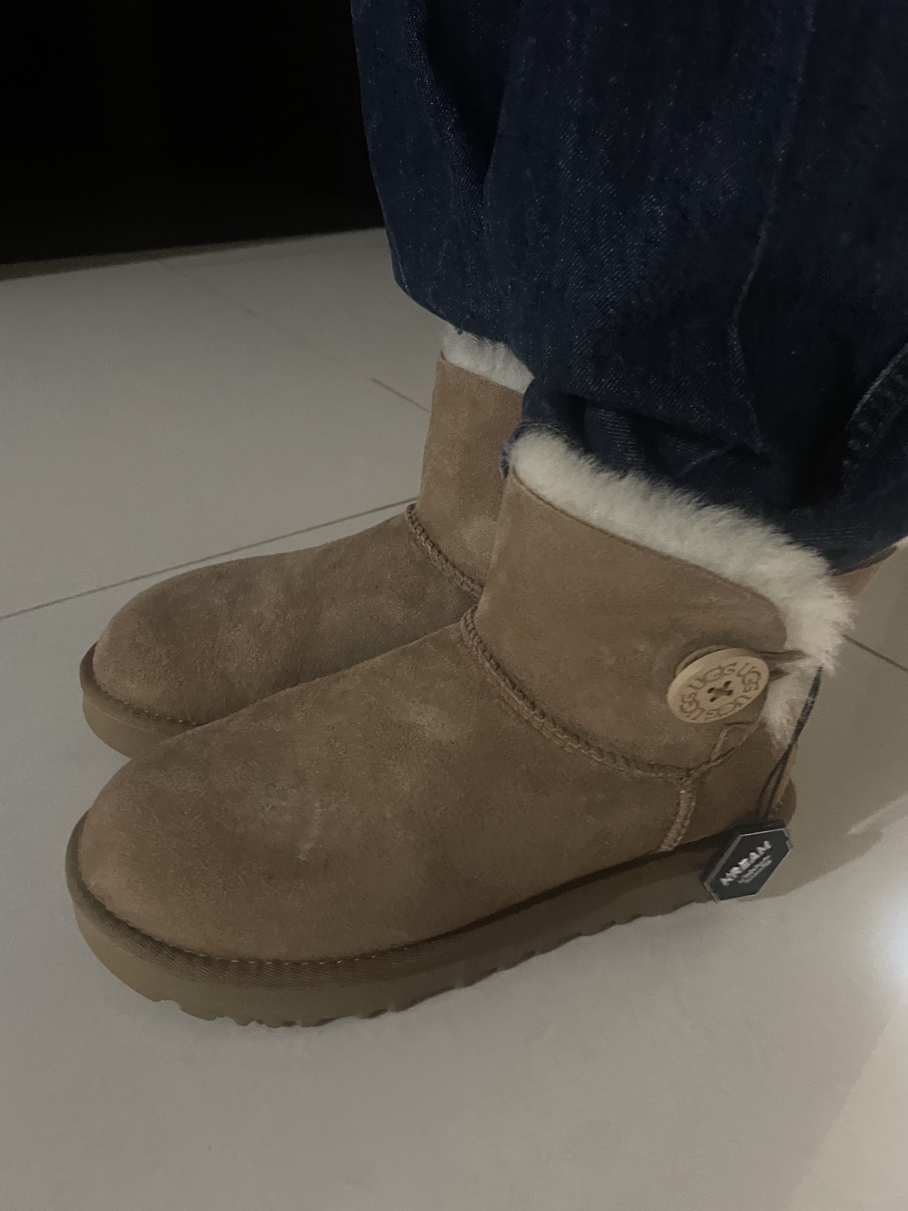 (W) UGG Mini Bailey Button II Boots Chestnut 착용 스타일 - 1
