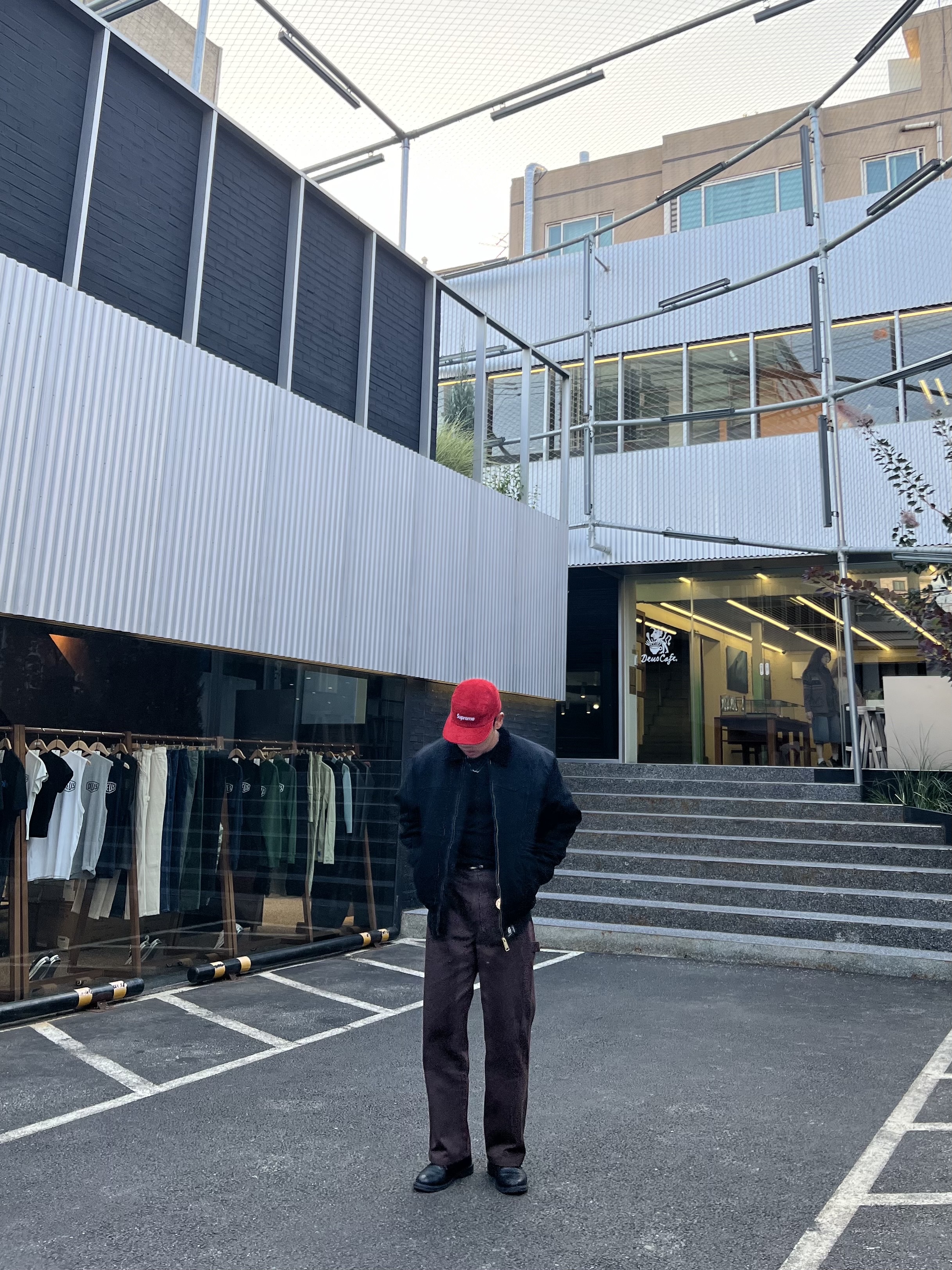 Supreme Washed Chino Twill Camp Cap Red - 24SS, Carhartt WIP x Worksout OG Santa Fe Jacket Black Aged Canvas 착용 스타일 - 1