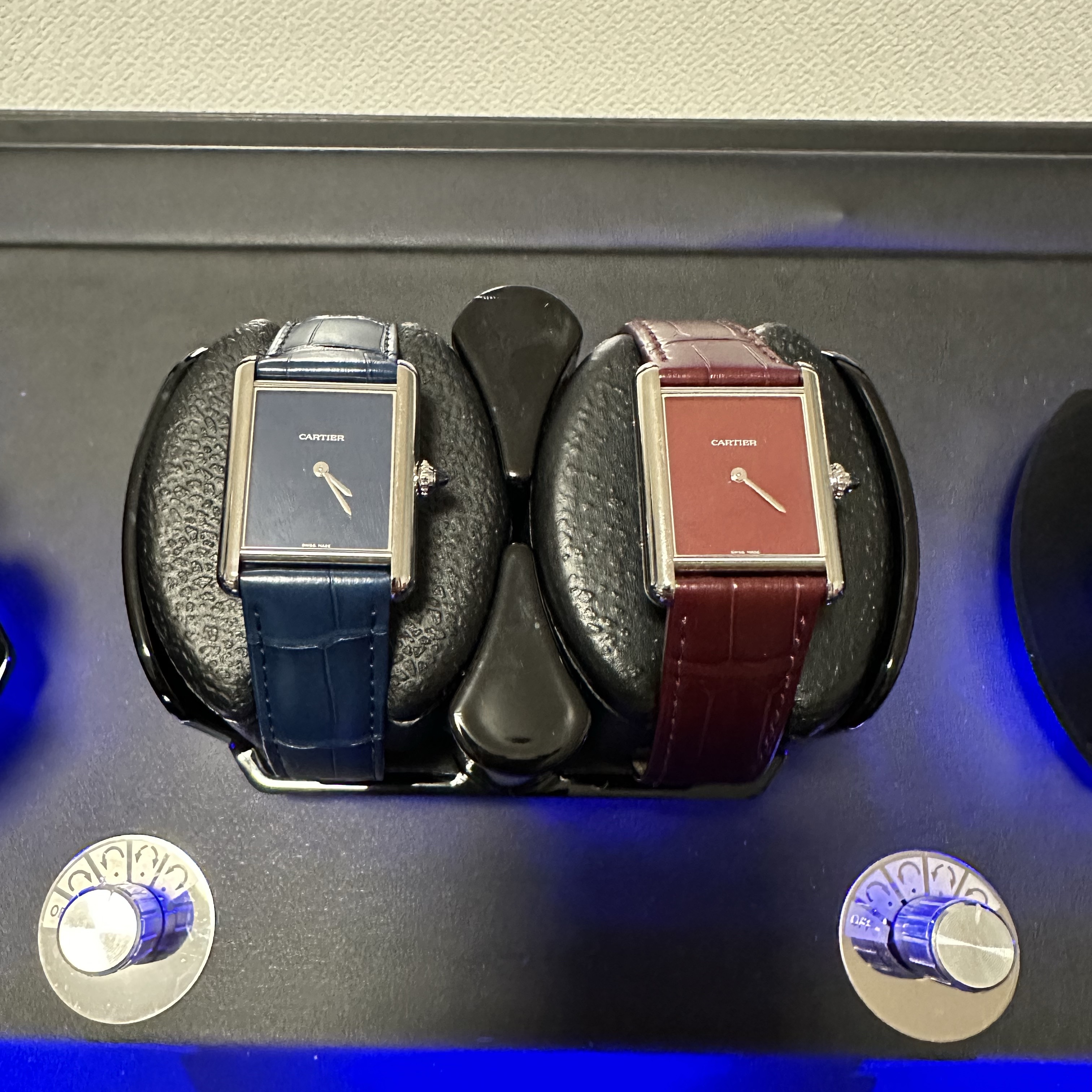 Cartier Tank Must Watch Large Quartz Steel Alligator Skin Claret, Cartier Tank Must Watch Large Quartz Steel Alligator Skin Blue 착용 스타일 - 4