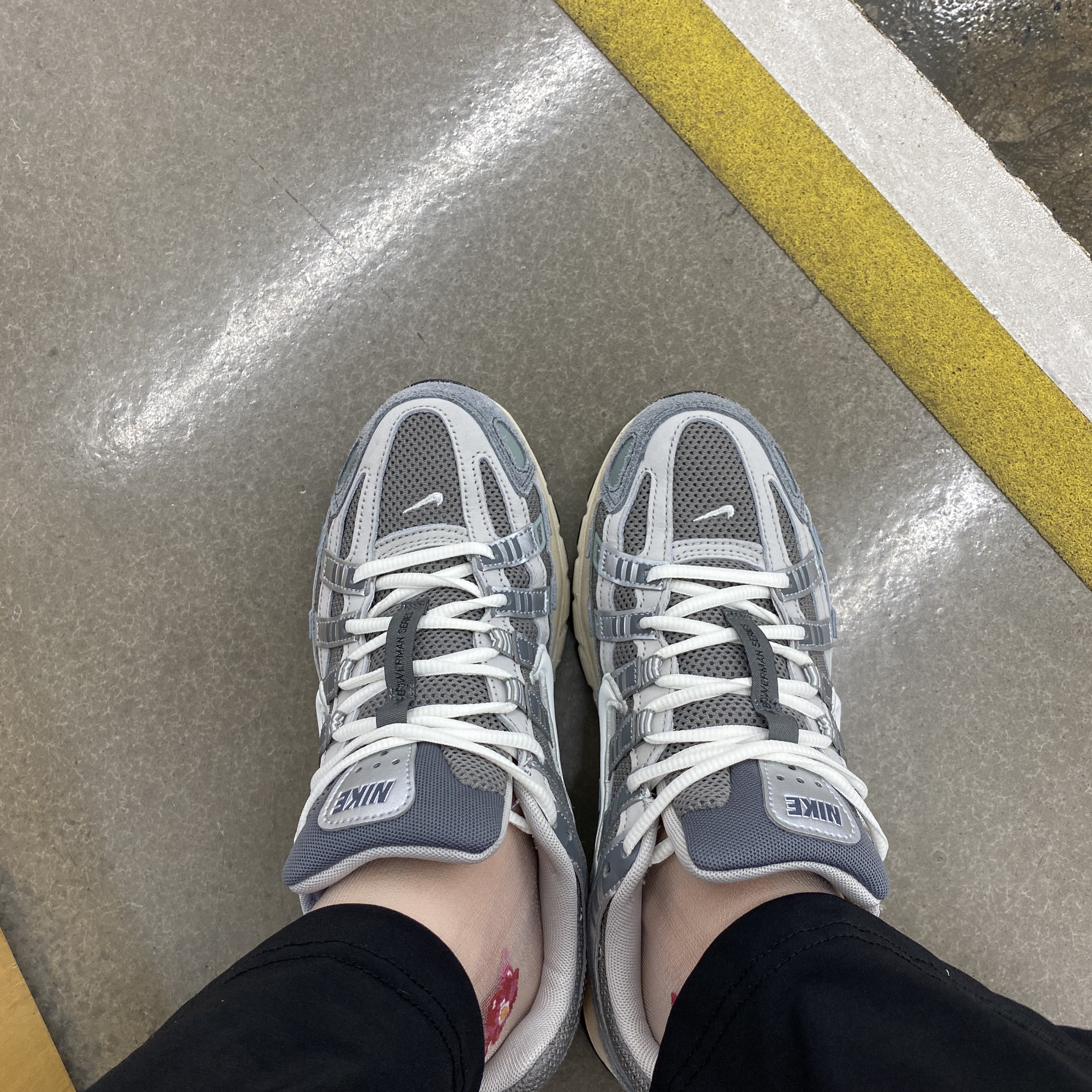 Nike P-6000 Flat Pewter Light Iron Ore 착용 스타일