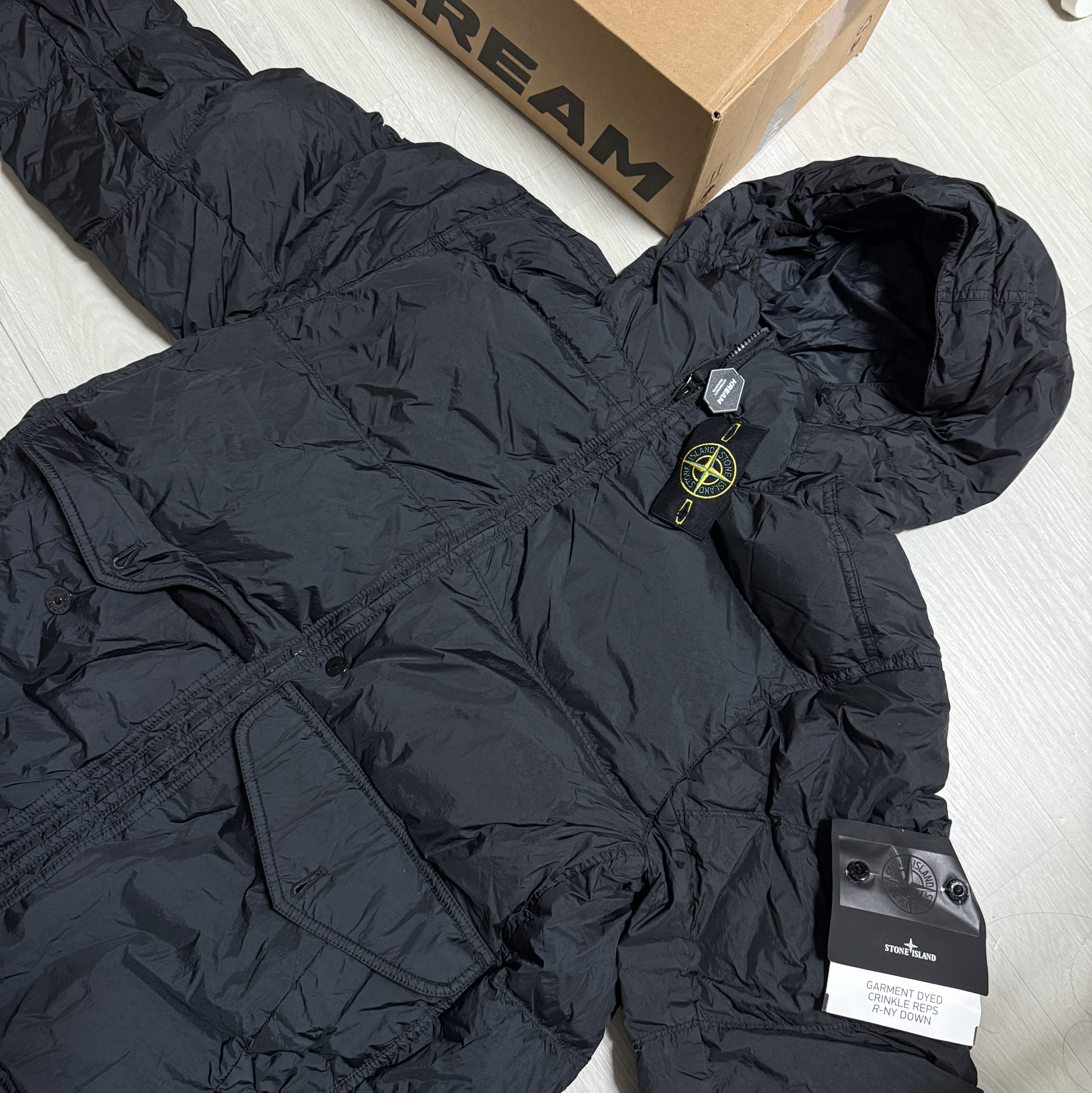 Stone Island 40723 Crinkle Reps Hooded Down Jacket Black - 24FW 착용 스타일 - 1