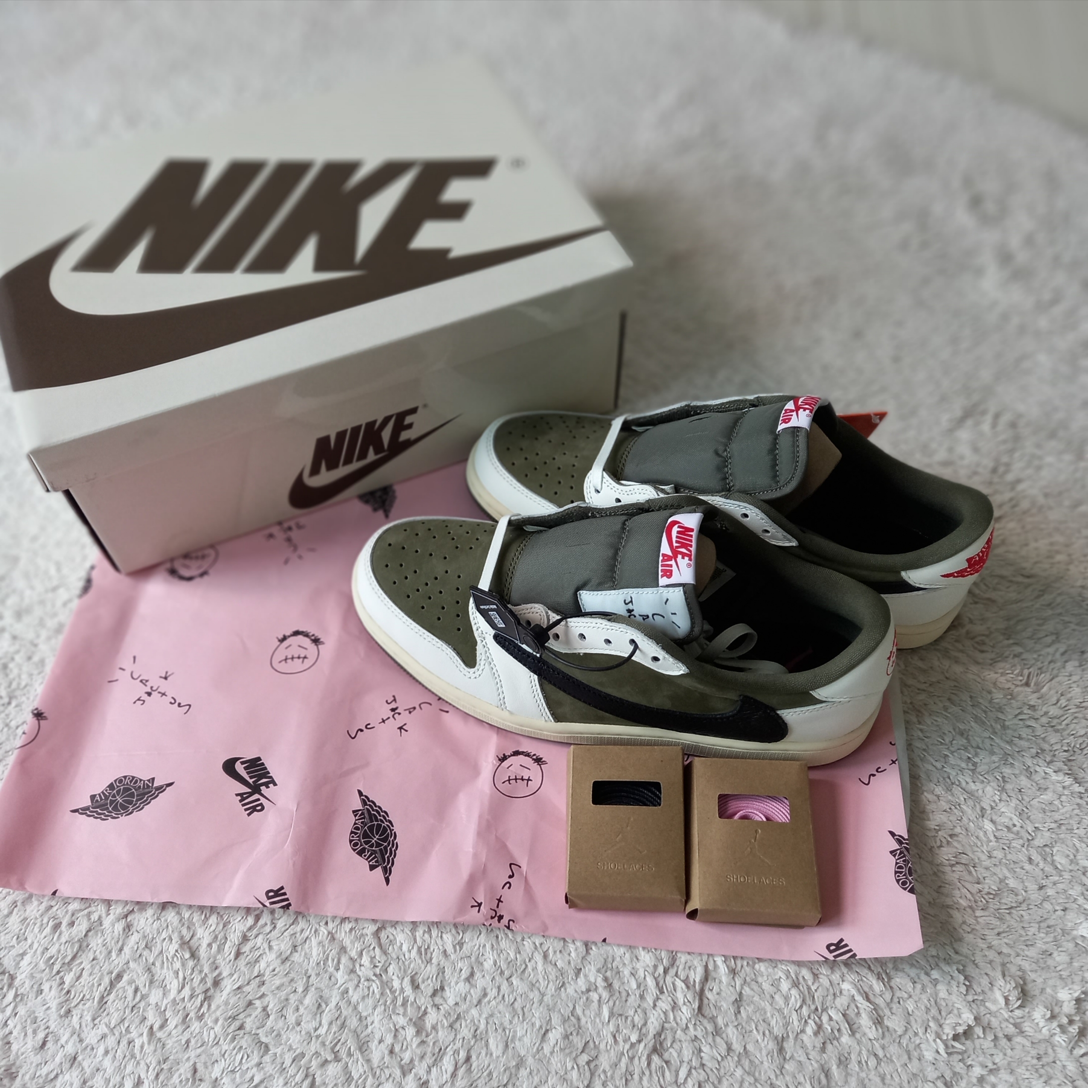 Jordan 1 x Travis Scott Retro Low OG SP Reverse Olive 착용 스타일 - 1
