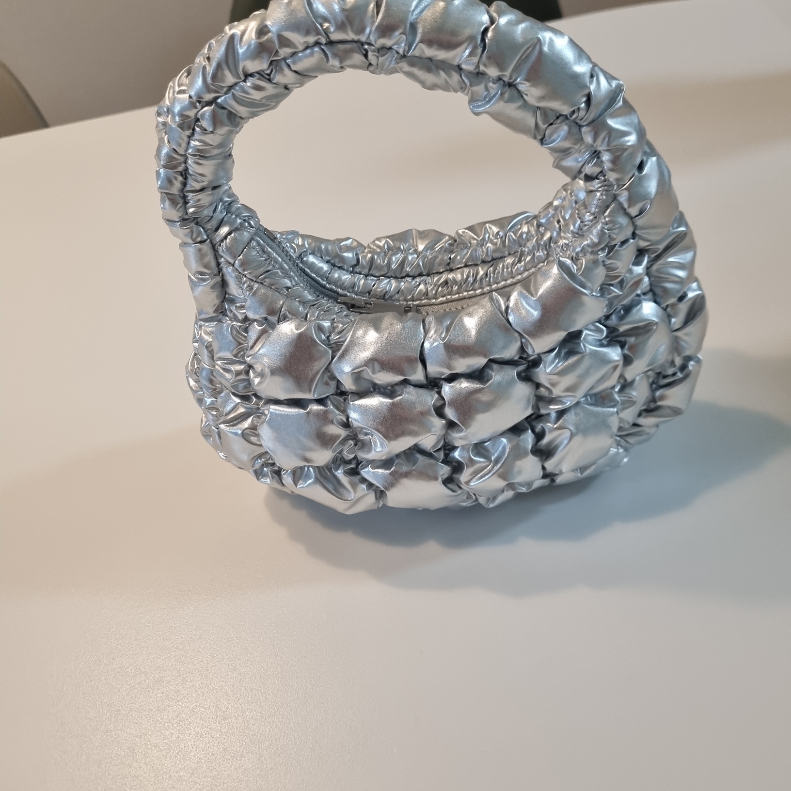 COS Quilted Micro Bag Silver 착용 스타일 - 1
