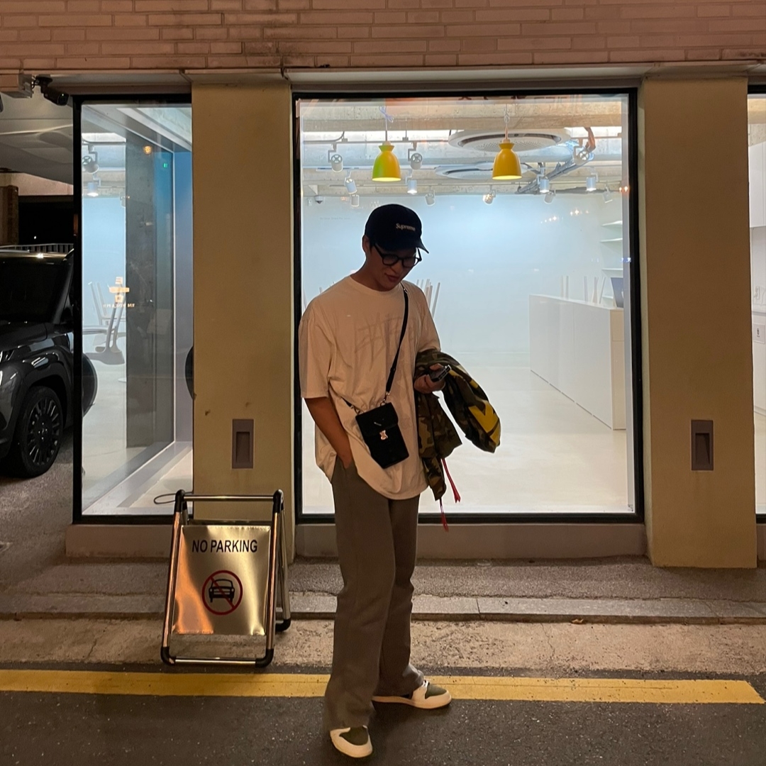 Jordan 1 x Travis Scott Retro Low OG SP Reverse Olive, Prada Re-Nylon and Saffiano Leather Smartphone Case Black 착용 스타일 - 2