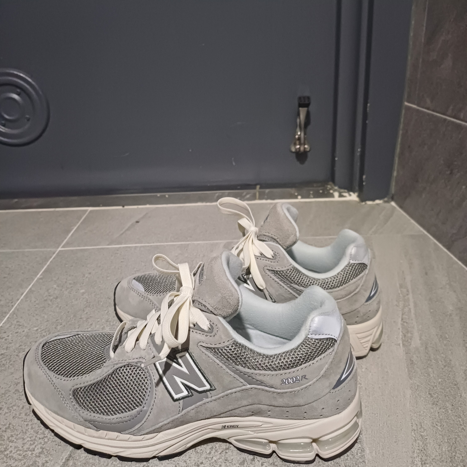New Balance 2002R Grey 착용 스타일