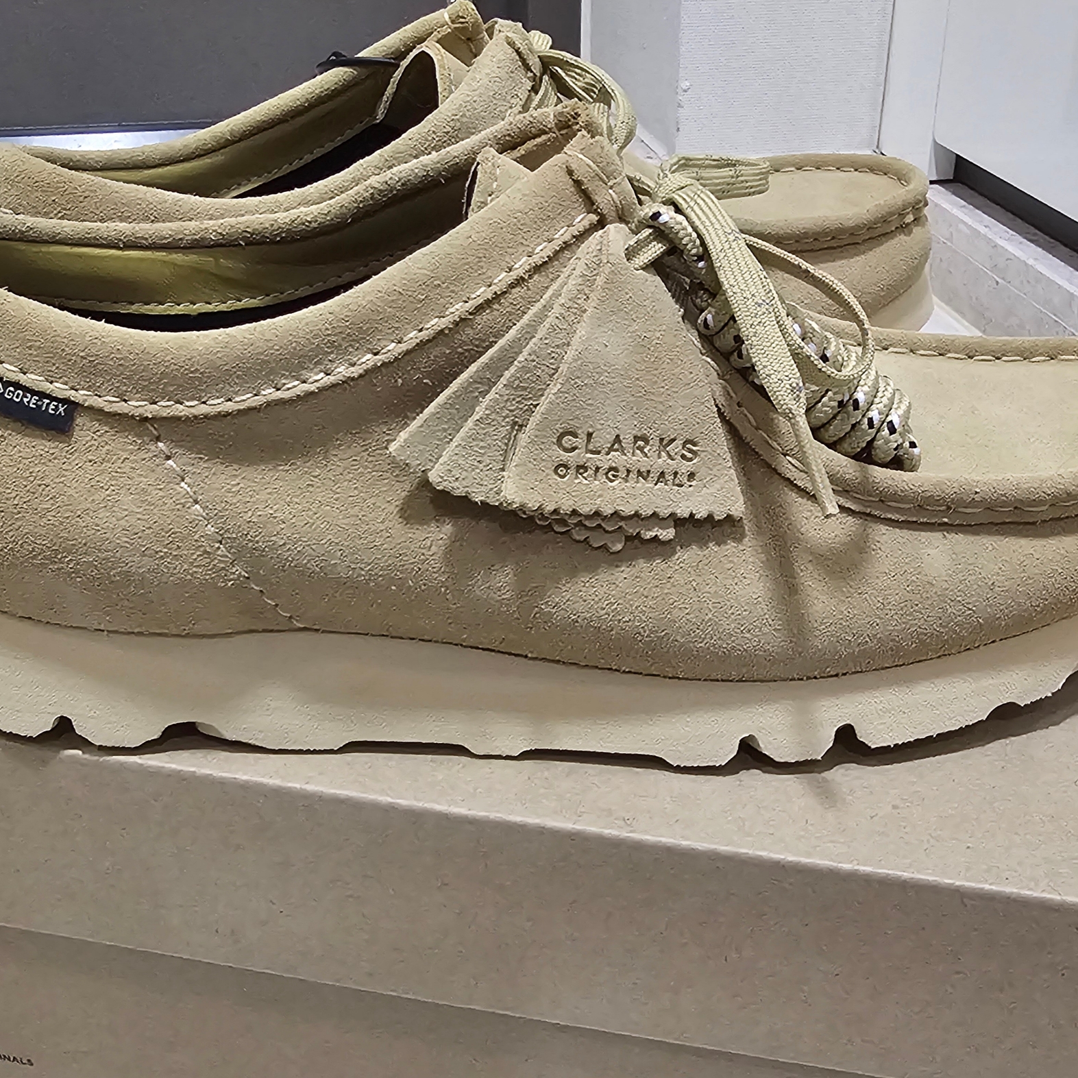 Clarks Wallabee Gore-Tex Maple Suede 착용 스타일 - 2