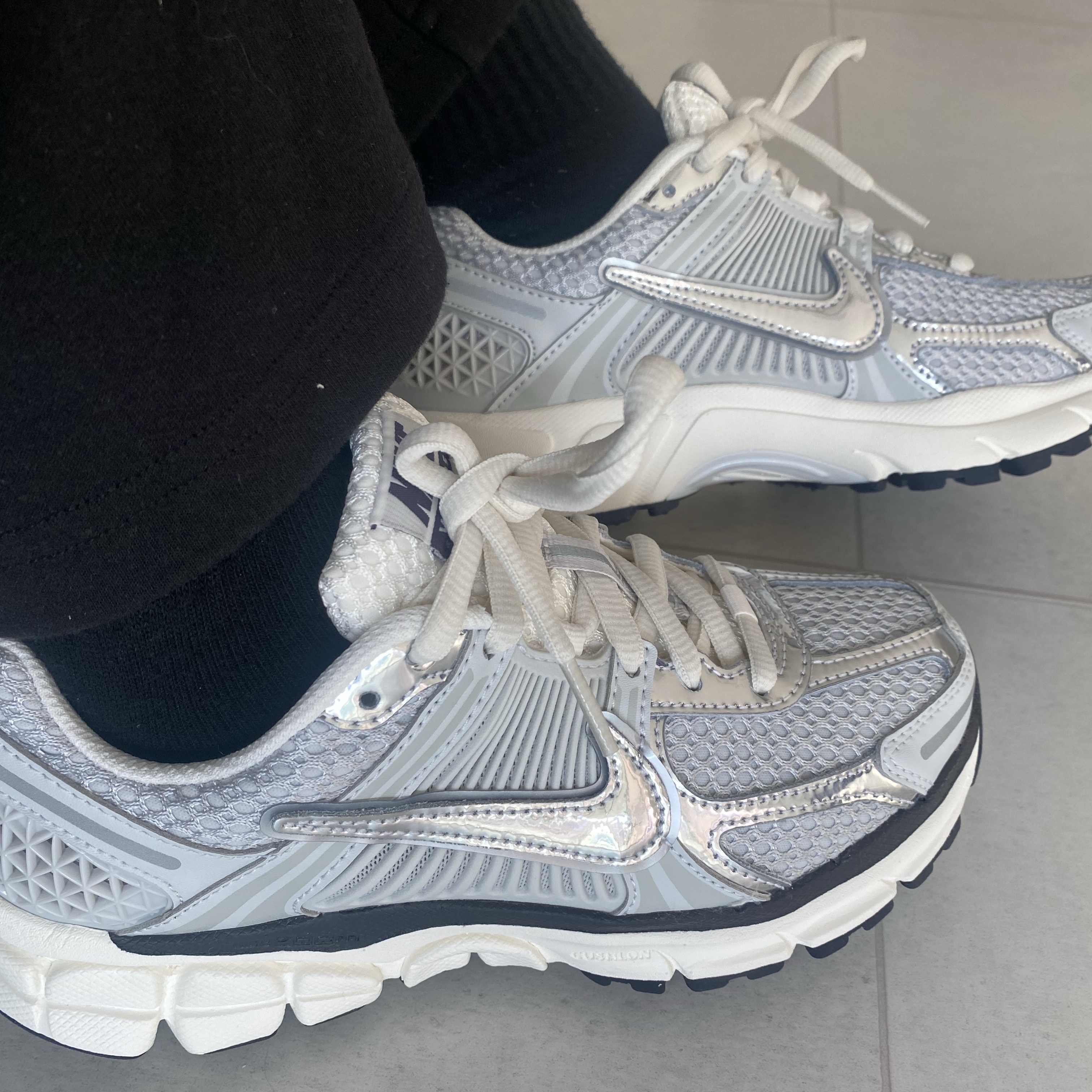 (W) Nike Zoom Vomero 5 Photon Dust and Metallic Silver 착용 스타일