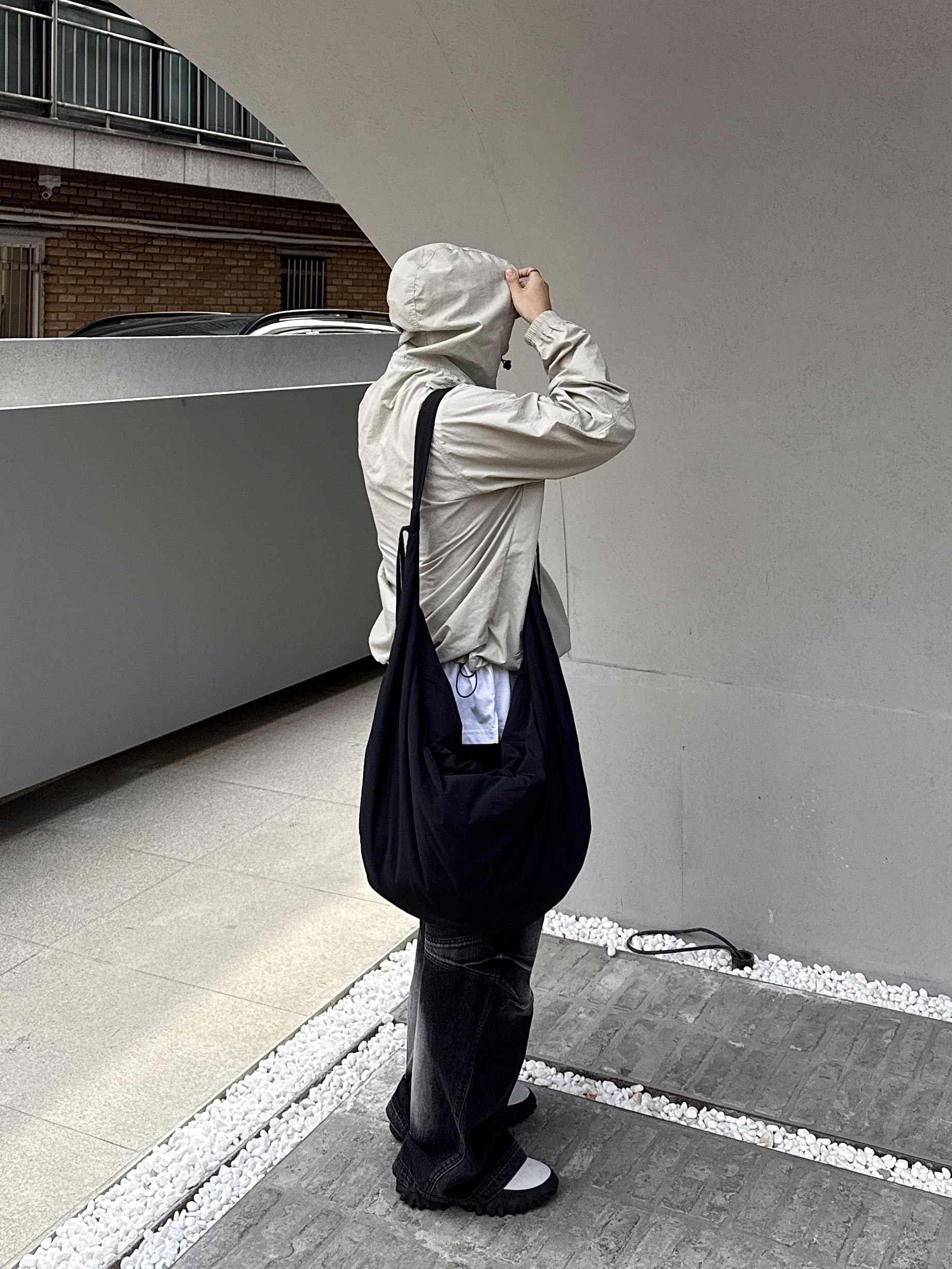 COS Canopy Nylon Oversized Crossbody Bag Black, Oakley Factory Team x Brain Dead x Ssense Chop Saw Mule White 착용 스타일 - 1