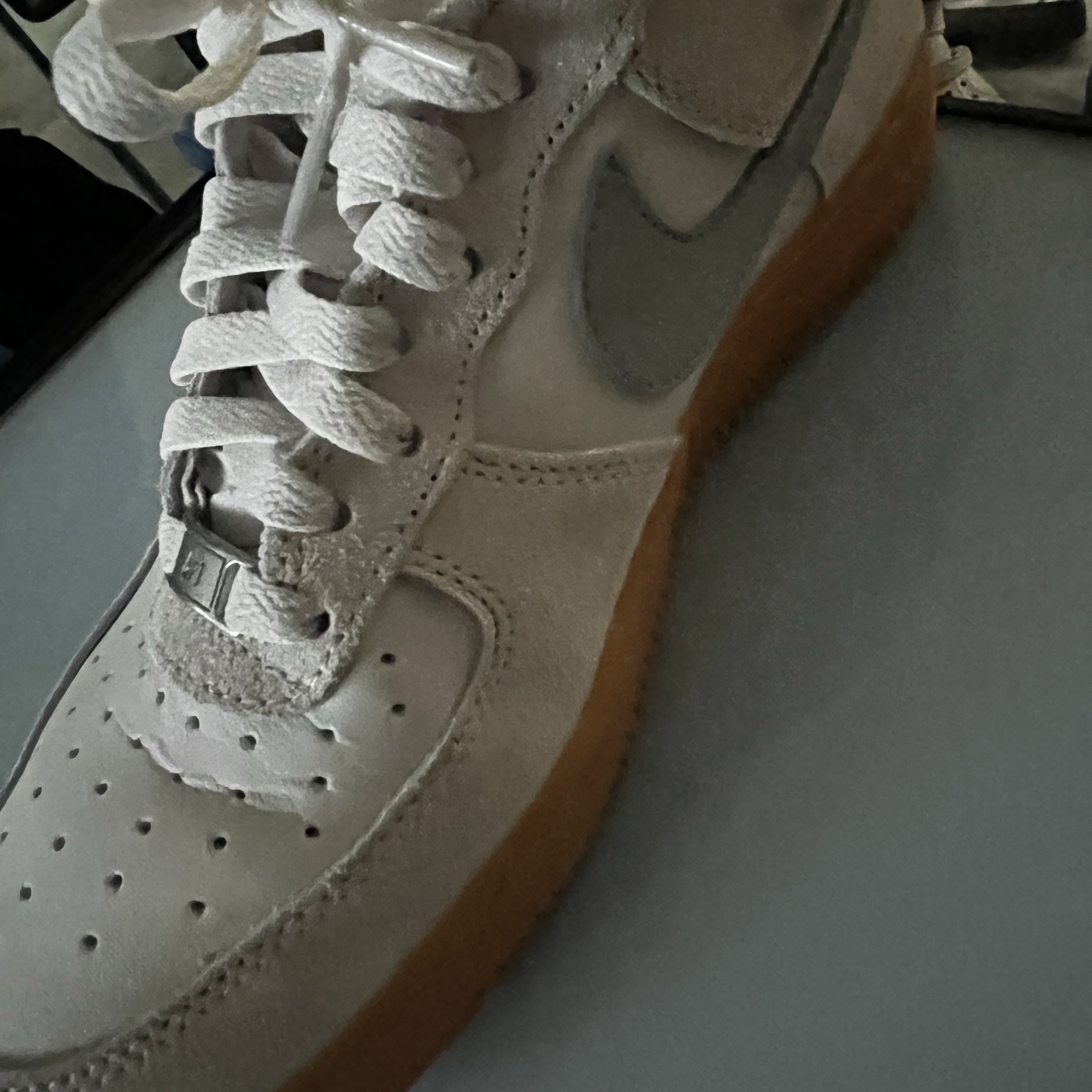 Nike Air Force 1 '07 LV8 Phantom Light Smoke Gum 착용 스타일