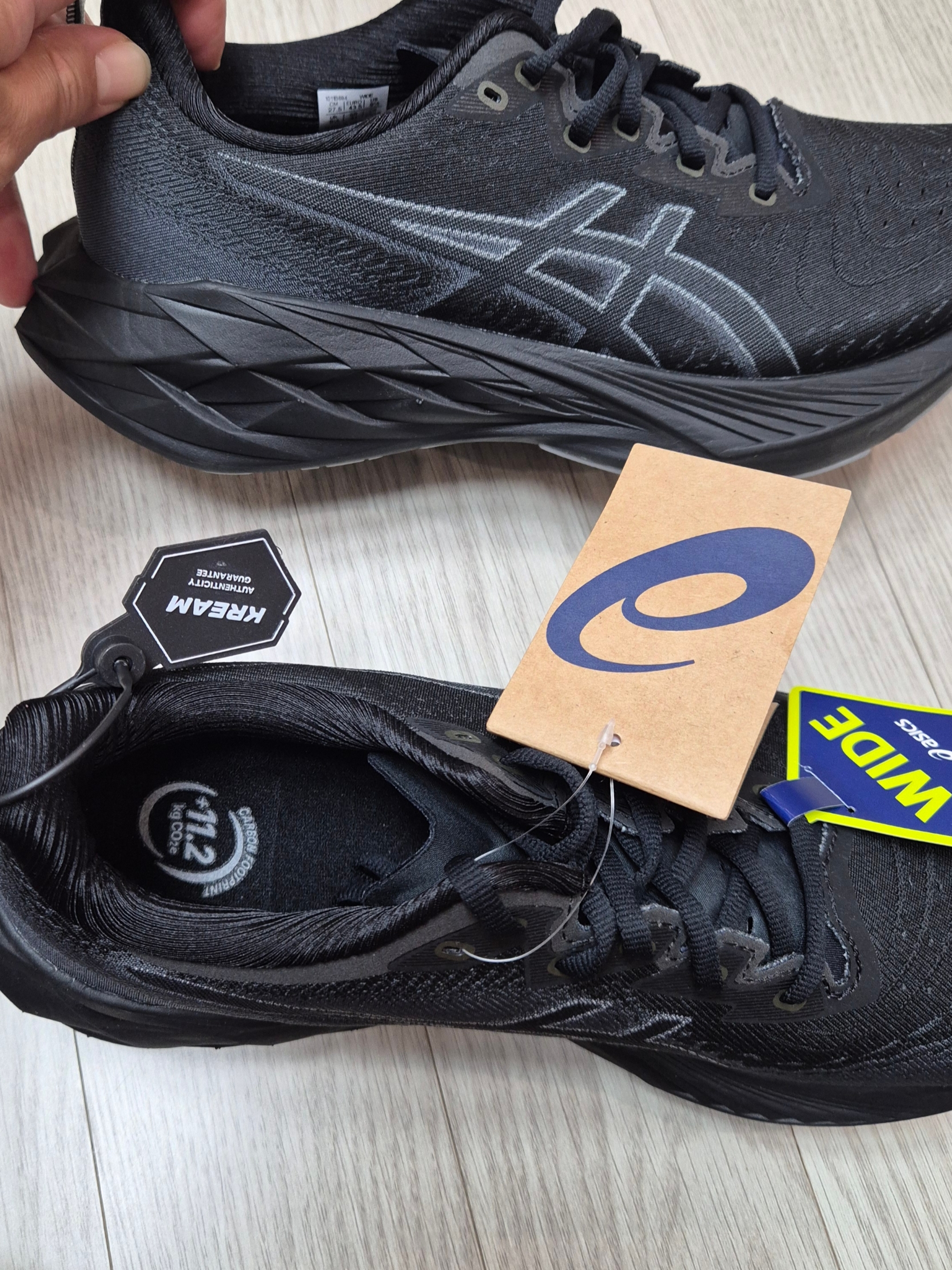 Asics Novablast 4 Black Graphite Grey - 2E Wide 착용 스타일