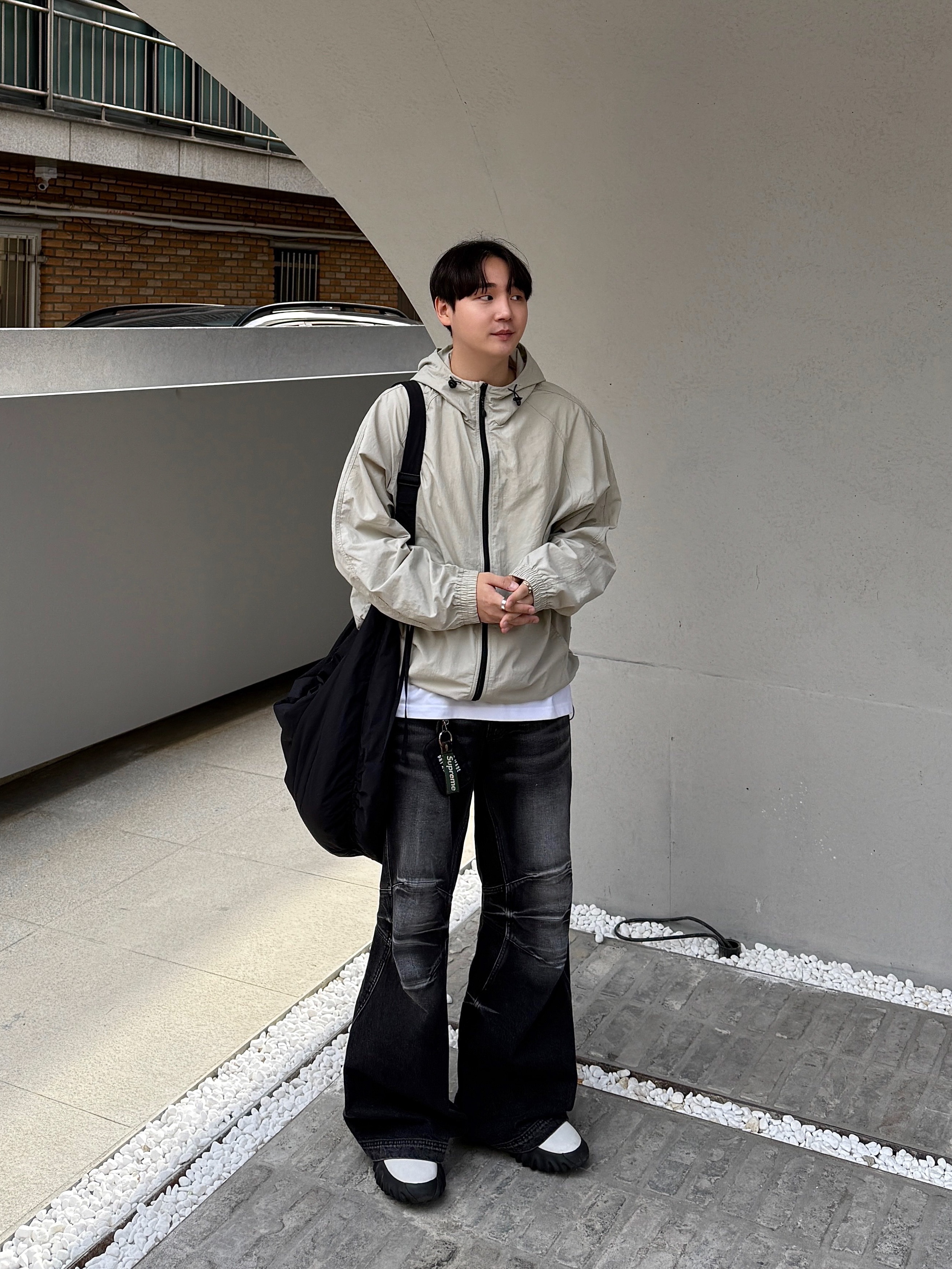 COS Canopy Nylon Oversized Crossbody Bag Black, Oakley Factory Team x Brain Dead x Ssense Chop Saw Mule White 착용 스타일 - 2