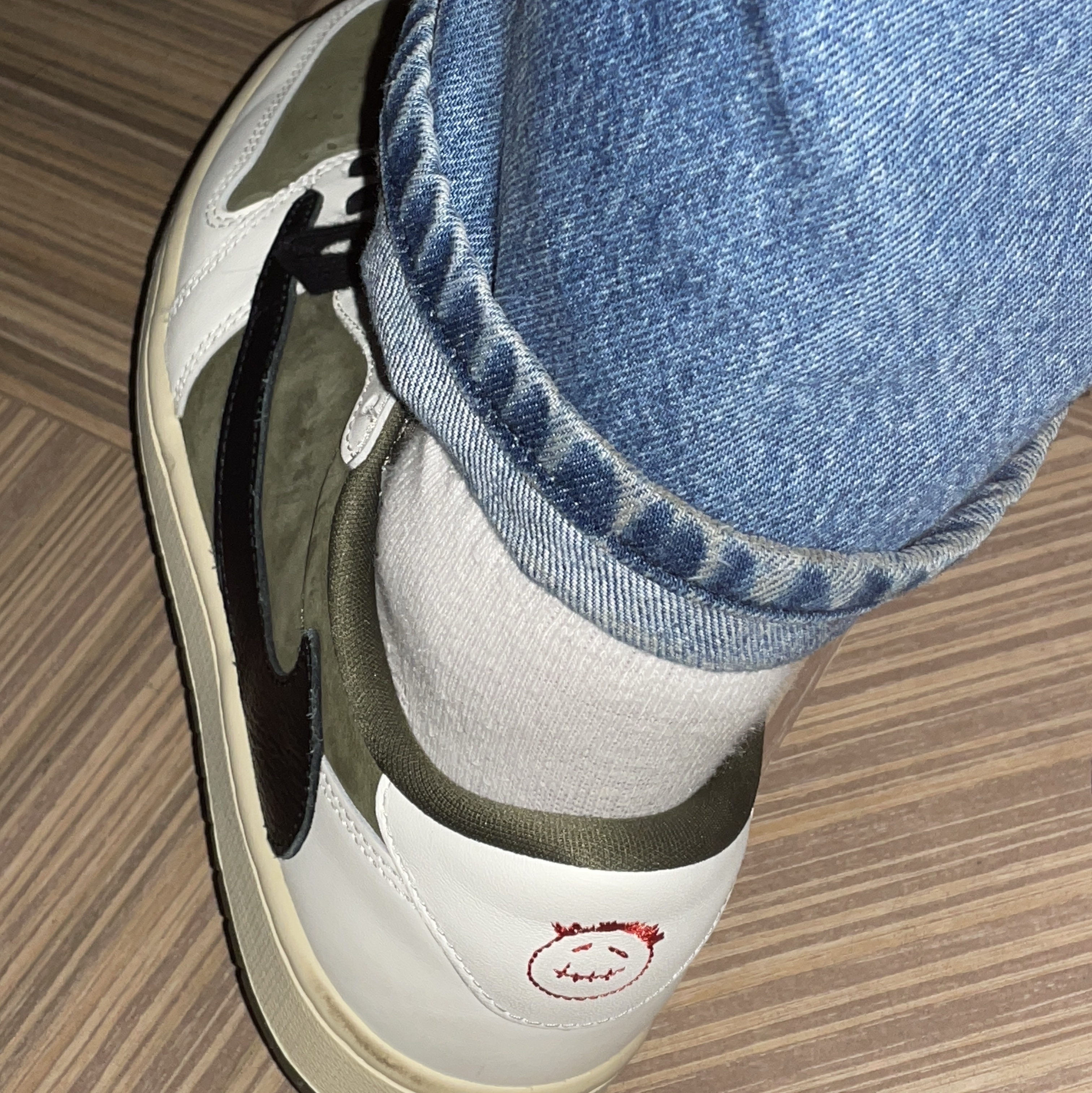 Jordan 1 x Travis Scott Retro Low OG SP Reverse Olive 착용 스타일