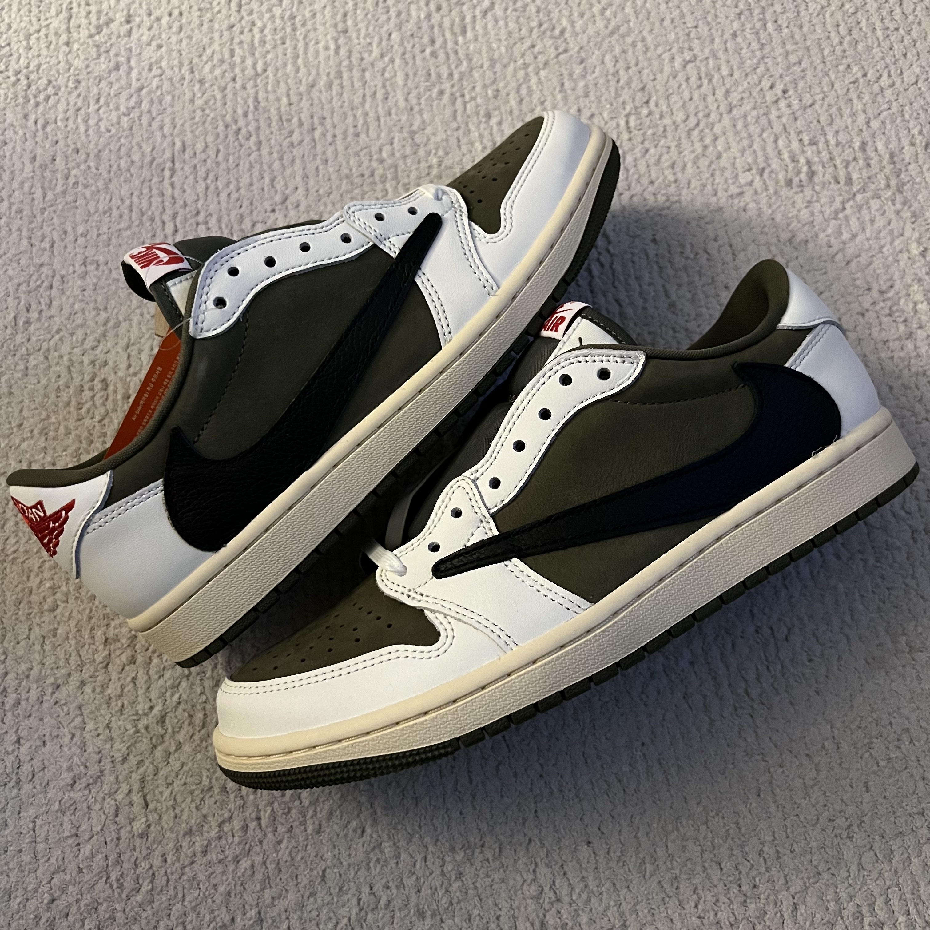 Jordan 1 x Travis Scott Retro Low OG SP Reverse Olive 착용 스타일 - 1