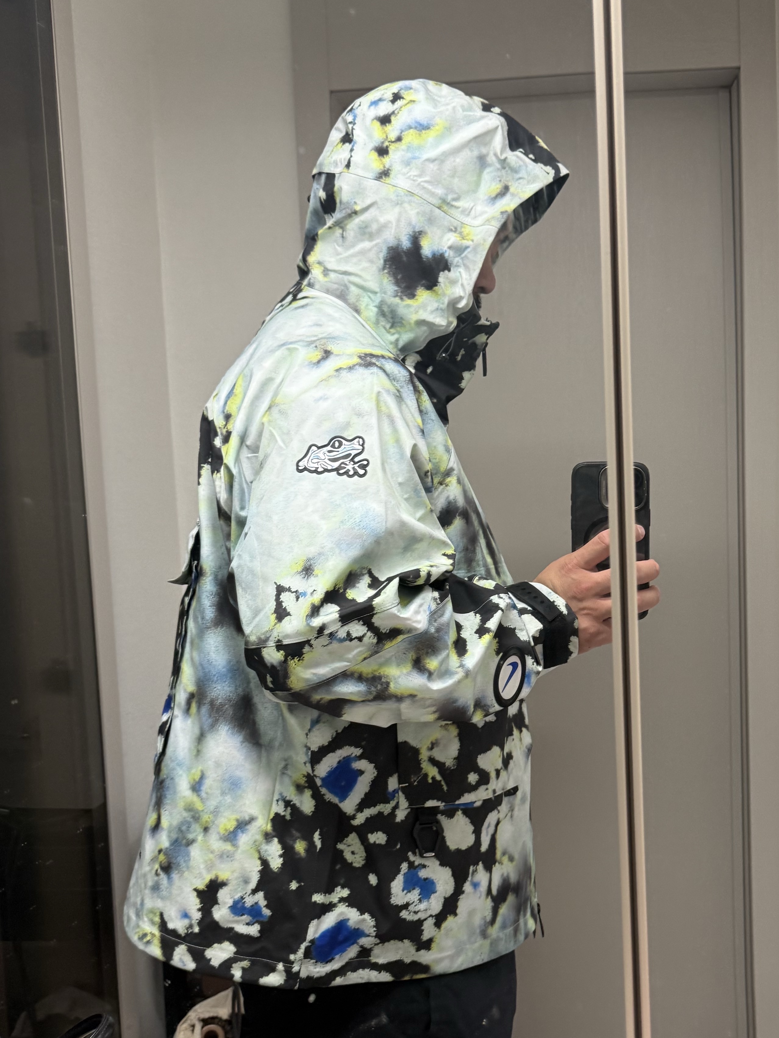 Nike x Drake Nocta Opal Deep Cover Gore-Tex Jacket Off White (FV1931-107), Nike x Drake Nocta Opal Reels Tee White (FV7865-100) 착용 스타일 - 4