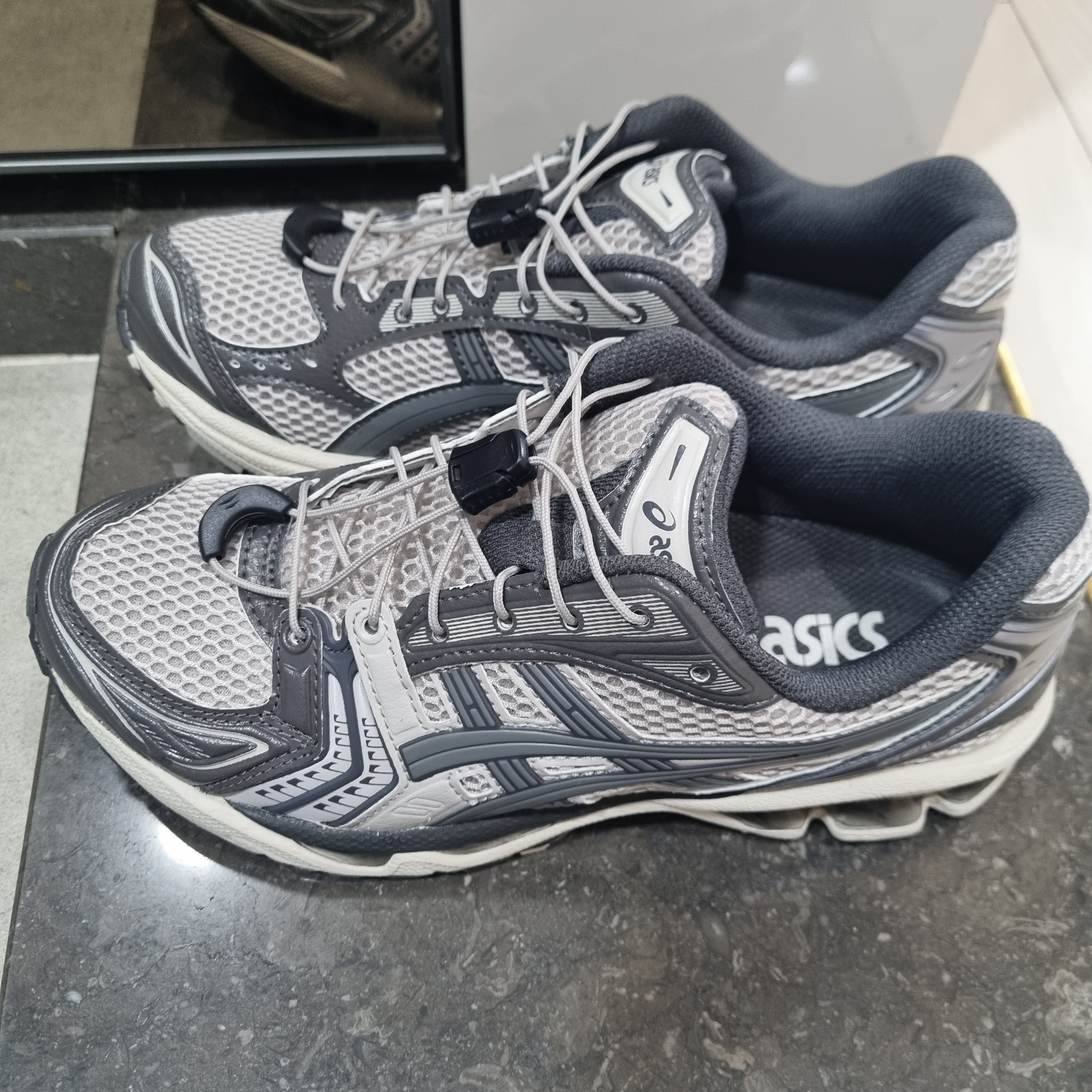 Asics Unlimited Gel-Kayano 14 Oyster Grey Clay Grey 착용 스타일 - 2