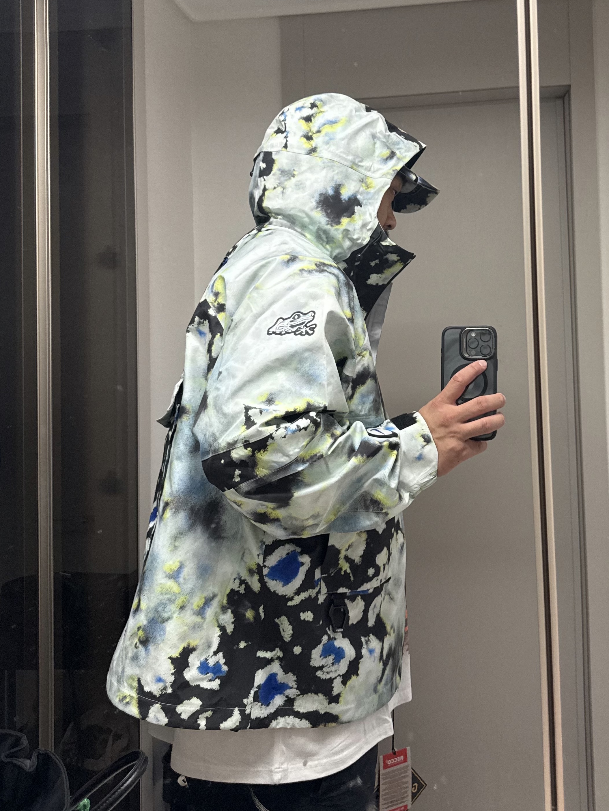 Nike x Drake Nocta Opal Deep Cover Gore-Tex Jacket Off White (FV1931-107), Nike x Drake Nocta Opal Reels Tee White (FV7865-100) 착용 스타일 - 2