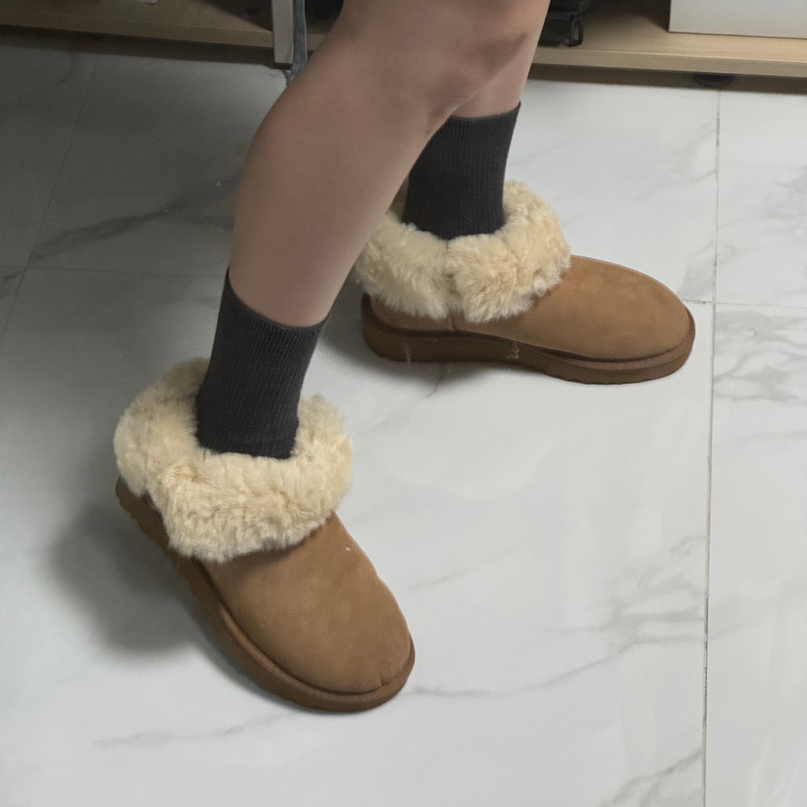 (W) UGG Mini Bailey Button II Boots Chestnut 착용 스타일