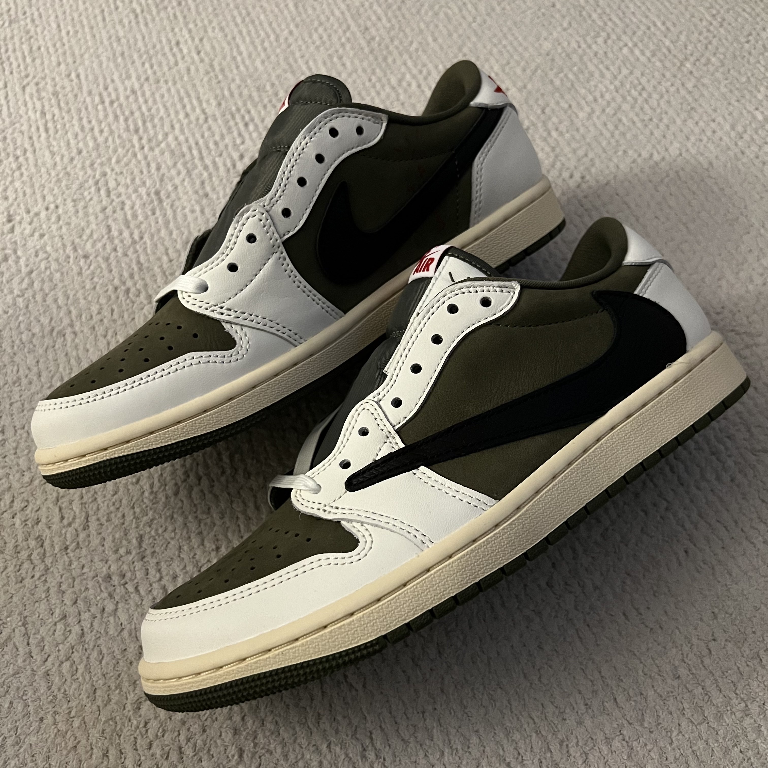 Jordan 1 x Travis Scott Retro Low OG SP Reverse Olive 착용 스타일 - 6