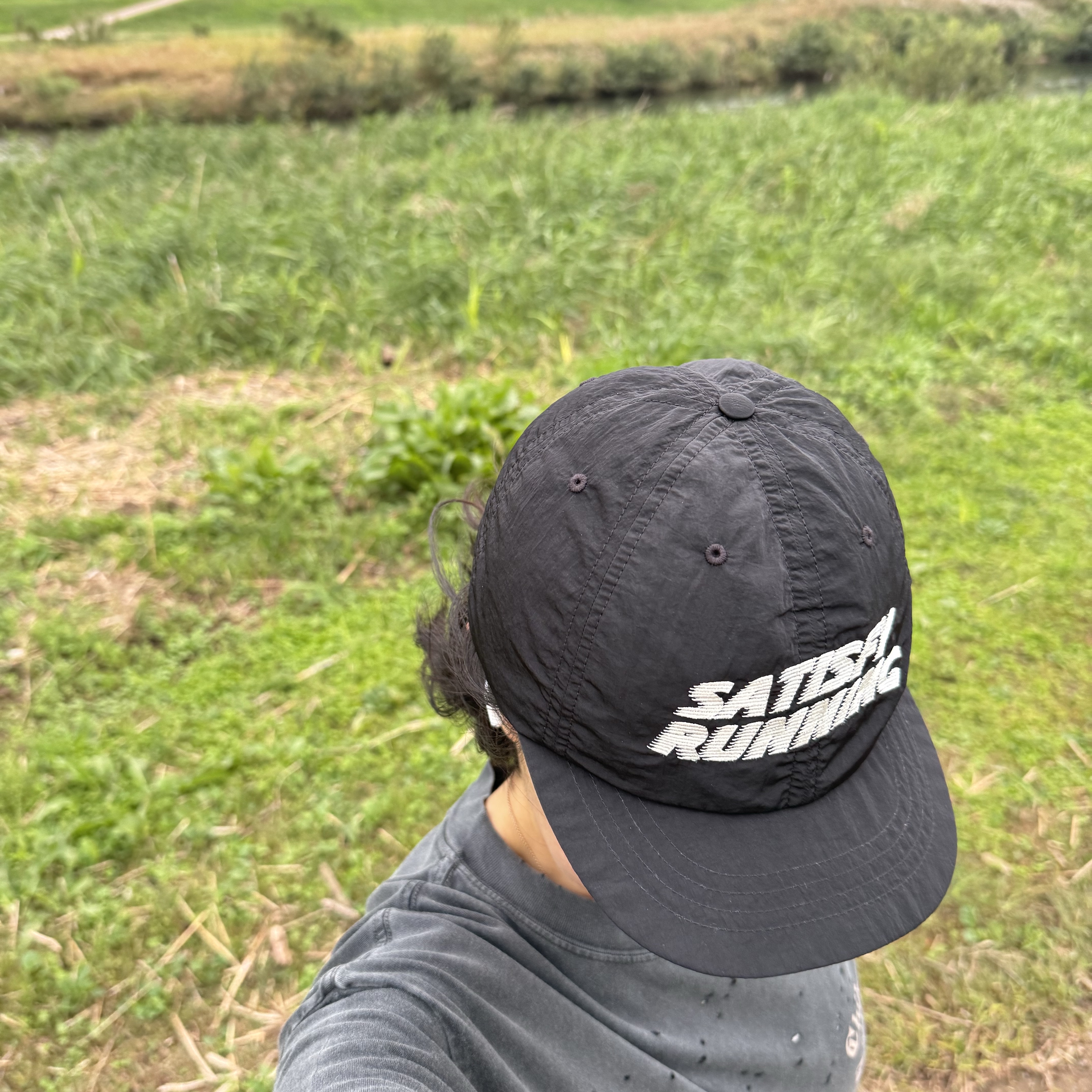 Satisfy Flitesilk Running Cap Black 착용 스타일 - 4