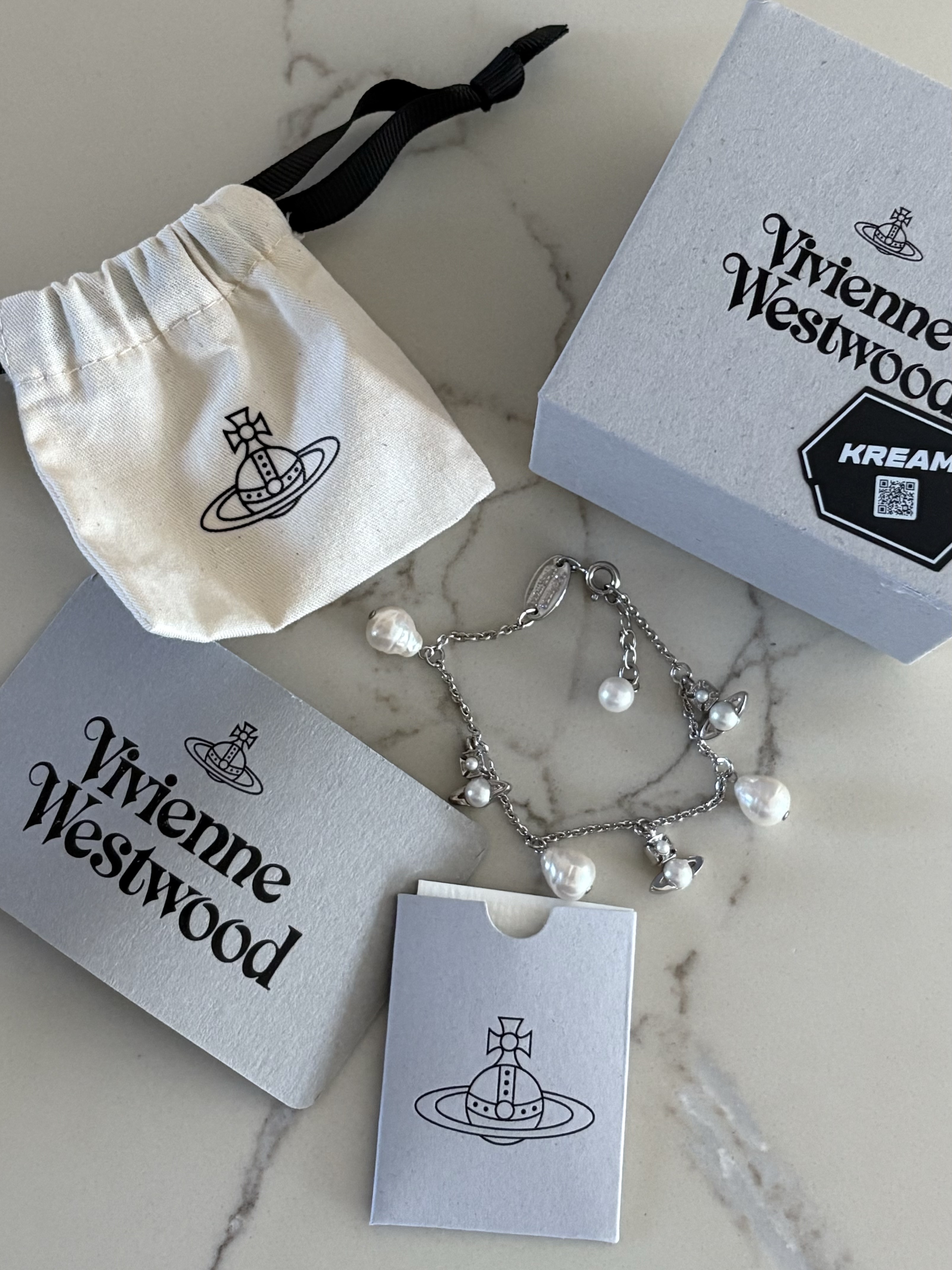 Vivienne Westwood Emiliana Bracelet Platinum Creamrose Pearl, Apple iPhone 16 128GB Teal 착용 스타일 - 2